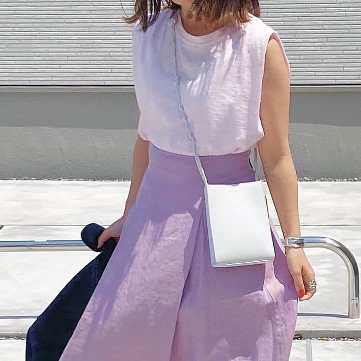 ryokoさんのインスタグラム写真 - (ryokoInstagram)「𝑝𝑖𝑛𝑘 × 𝑝𝑢𝑟𝑝𝑙𝑒 ． ． @_parigot_ のリネンスカートがとても優秀👏🏻ハイウエストで腰位置が自然と高くなるから足長効果が！ウエスト部分も後ろがゴムなので通販でサイズ心配だなーって方でも安心です♡ ． ．  𝑑𝑒𝑛𝑖𝑚𝑗𝑎𝑐𝑘𝑒𝑡/𝑠𝑘𝑖𝑟𝑡 #parigot ↪︎ #スタイルアップリネンスカート 36 𝑡𝑒𝑒 #stylings #keishirahata 𝑠ℎ𝑜𝑒𝑠 #carlotharay 𝑏𝑎𝑔 #jilsander ． ． ． #パリゴ #リネン #スカート #リネンスカート #デニムジャケット #コーデ #ワントーンコーデ #シンプルコーデ #きょコ #夏コーデ #カジュアルコーデ #ビーサン #ジルサンダー #149cm #おちびコーデ #mamagirl_sugotoku #locari #fashion #code #sandals」4月30日 19時10分 - ry.0123