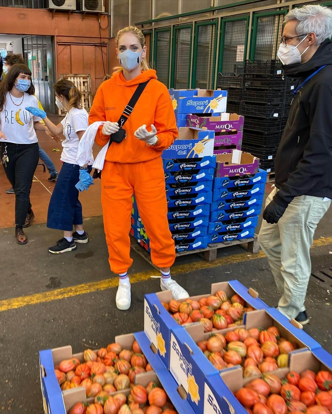 キアラ・フェラーニさんのインスタグラム写真 - (キアラ・フェラーニInstagram)「Stamattina abbiamo preso parte ad un’iniziativa bellissima (Milano aiuta) del comune di Milano per rispondere alla necessita’ di aiuto alimentare a supporto di anziani e famiglie in difficolta’. Insieme ai volontari abbiamo raccolto casse di frutta e verdura all’ortomercato, le abbiamo imbustate per ogni famiglia, ci siamo recati in uno dei tanti punti di raccolta della citta’ ed abbiamo distribuito la spesa ad alcune famiglie della zona. Milano Aiuta riesce ad aiutare circa 4900 famiglie alla settimana, circa 16.000 persone a settimana, ma ha sempre bisogno di donazioni di cibo e derrate alimentari. Se volete aiutare o conoscete qualche azienda alimentare che puo’aiutare potete mandare un’email a milanoaiuta@comune.milano.it ❤️ Today we worked as volunteers with Comune di Milano to give groceries to the families in need, and It was such a rewarding experience 💘」4月30日 19時19分 - chiaraferragni