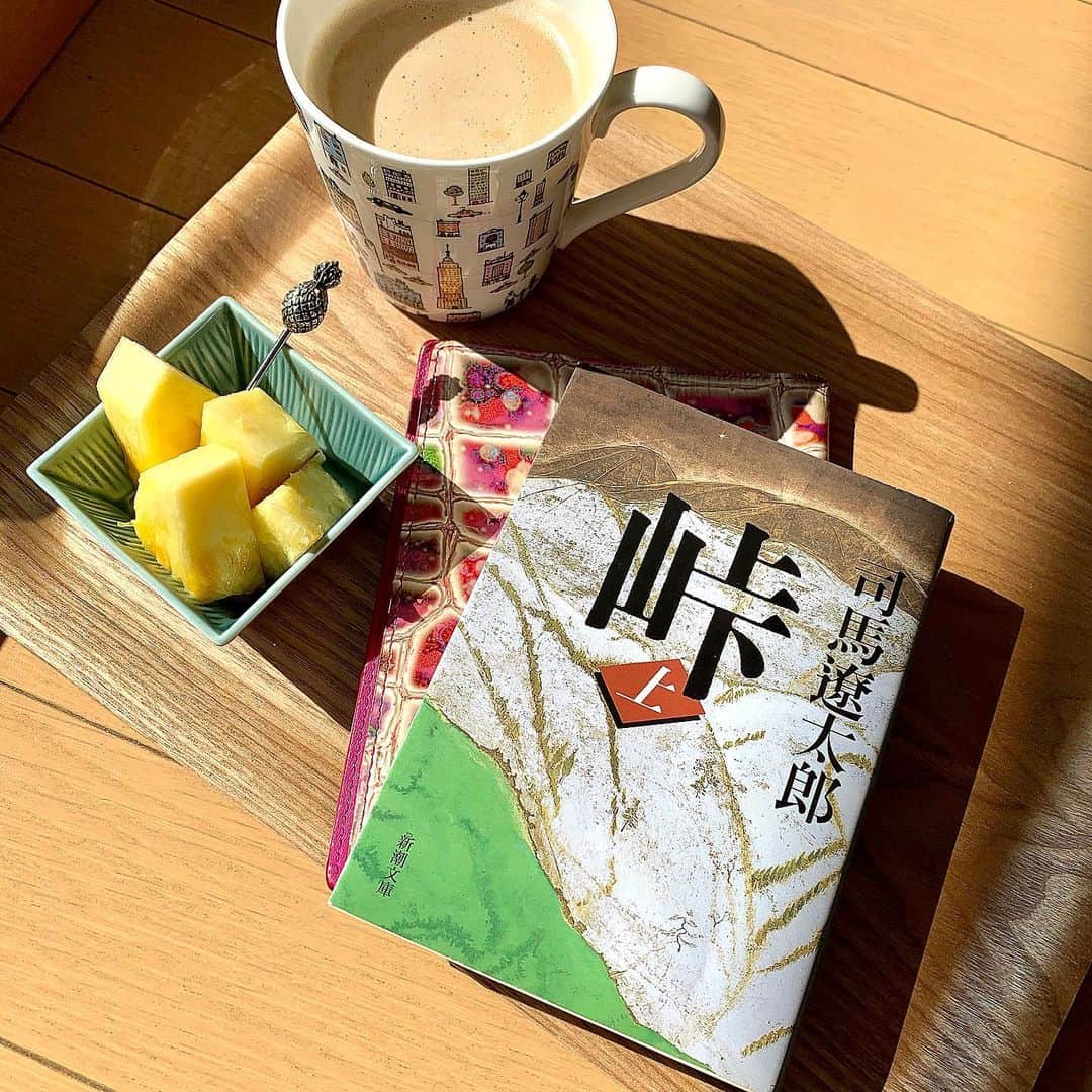 松原汐織のインスタグラム：「📚 @serina_mochizuki_official ＆ @akkyjournal ＆ @__yukakokawano__ からご指名いただきまして、 私も#ブックカバーチャレンジ を投稿させていただきます🙋🏻‍♀️ ・ #司馬遼太郎著『#峠 』🏔 幕末の時代に散った、無名の英雄✨長岡藩士の河合継之助の人生を描いた歴史小説。 小国且つ負けた藩のリーダーの視点で描かれた作品は珍しいので新鮮に感じました。三部作の大作です📕 ・ 初めはうつけだと揶揄された継之助も時代が彼を求め、藩の重要人物となっていきます。人は立場で動きが決まる、と言い藩の執政の舵をとります。 彼の場合は藩＆藩主を一番に考えることが立場でしたが、自分が一番守りたいものを決めるとどの様に行動するかが自ずと決まりますよね。 ・ 視野を広げ、物の見方を変えてみることや正しい情報を集めること❣️幕末の小説を読みながら、いつの時代も大切なことは変わらないのだなぁと思いました😊 秋に映画が公開予定だそうで、こちらも楽しみです🎥 ・ お次は @__fuyuri にバトンを繋ぎます！ ゆりちゃんの本のセレクトが好きで☺️どんな本をご紹介されるのか楽しみです❤️❤️ ・ 7日間ブックカバーチャレンジ📚 チャレンジ内容としては以下の通り。 ◆◆◆◆◆◆◆◆◆◆ 「読書文化の普及に貢献するためのチャレンジで、参加方法は好きな本を1日1冊、7日間投稿する」 ルールは以下の通りだそうです。 ①本についての説明はナシで表紙画像だけアップ ②その都度1人のSNS友達を招待し、このチャレンジへの参加をお願いする。 もちろん参加しなくてもいいし、7冊でなくても、自由だそうです^_^ 掲載の際には、上記のルールをコピペしてくださいね。 #7days #7bookcovers #BookCoverChallenge ◆◆◆◆◆◆◆◆◆◆ #しおりのオススメ本」