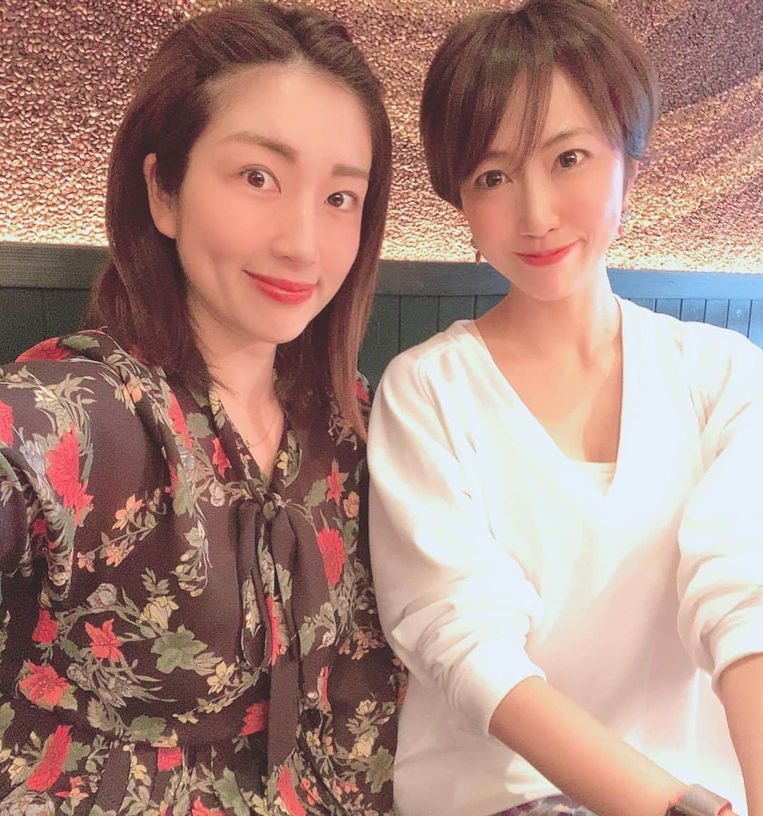 庄司ゆうこさんのインスタグラム写真 - (庄司ゆうこInstagram)「明日から5月！！ 5月は1年で1番好きな月なのに、まだまだ自粛生活が続くと思うと、テンション上がらないので、何か楽しいことをしたいなって思い、いきなりですが、明日 5月1日金曜日夜21時から、Wゆうこでインスタライブやらせて頂きます🌟笑  ゆーこちゃんとインスタライブやるのはベトナムでやった以来だから約1年半ぶり‼️ってか私、インスタライブその時が初だったから今回で2回目❣️ とにかく気まぐれだから、次はいつやるか分からないし、楽しければまたやるかもだし、明日はどちらにしても貴重だと思うので是非！笑 夜21時だからお風呂上がりスッピン、パジャマだと思うけど、、😂笑 そして2人でお酒飲みながら遠隔でやるので、どういう展開になるか全く分からないけど45分くらいはやる予定なのでよかったら観てくださぁい😉 テーマは『女性経営者庄司ゆうこの全てを暴こう！』と、勝手に相方のストーリーにアップされてましたが、、笑 私たち2人に質問してもらえると嬉しいです❣️お友達も大歓迎✨✨ ゆーこちゃんとは15年来の親友でもあり、ビジネスパートナーでもあるのでお互いの事はよーく知ってるので明日はぶっちゃけトーク全開でいきたいと思いまーす🤣 酔い過ぎて放送禁止用語言わないように気をつけなきゃw #相方#ダブルゆうこ#庄司ゆうこ#渡辺由布子#36歳#15年来の仲#悪友#じゃなくて#親友#だよ#笑#明日は#飲もう#やはり最近は#ストレス溜まりまくり#インスタライブ#で発散#させてもらいます🙌」4月30日 19時25分 - yuko.shoji