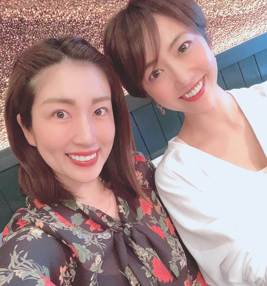 庄司ゆうこさんのインスタグラム写真 - (庄司ゆうこInstagram)「明日から5月！！ 5月は1年で1番好きな月なのに、まだまだ自粛生活が続くと思うと、テンション上がらないので、何か楽しいことをしたいなって思い、いきなりですが、明日 5月1日金曜日夜21時から、Wゆうこでインスタライブやらせて頂きます🌟笑  ゆーこちゃんとインスタライブやるのはベトナムでやった以来だから約1年半ぶり‼️ってか私、インスタライブその時が初だったから今回で2回目❣️ とにかく気まぐれだから、次はいつやるか分からないし、楽しければまたやるかもだし、明日はどちらにしても貴重だと思うので是非！笑 夜21時だからお風呂上がりスッピン、パジャマだと思うけど、、😂笑 そして2人でお酒飲みながら遠隔でやるので、どういう展開になるか全く分からないけど45分くらいはやる予定なのでよかったら観てくださぁい😉 テーマは『女性経営者庄司ゆうこの全てを暴こう！』と、勝手に相方のストーリーにアップされてましたが、、笑 私たち2人に質問してもらえると嬉しいです❣️お友達も大歓迎✨✨ ゆーこちゃんとは15年来の親友でもあり、ビジネスパートナーでもあるのでお互いの事はよーく知ってるので明日はぶっちゃけトーク全開でいきたいと思いまーす🤣 酔い過ぎて放送禁止用語言わないように気をつけなきゃw #相方#ダブルゆうこ#庄司ゆうこ#渡辺由布子#36歳#15年来の仲#悪友#じゃなくて#親友#だよ#笑#明日は#飲もう#やはり最近は#ストレス溜まりまくり#インスタライブ#で発散#させてもらいます🙌」4月30日 19時25分 - yuko.shoji