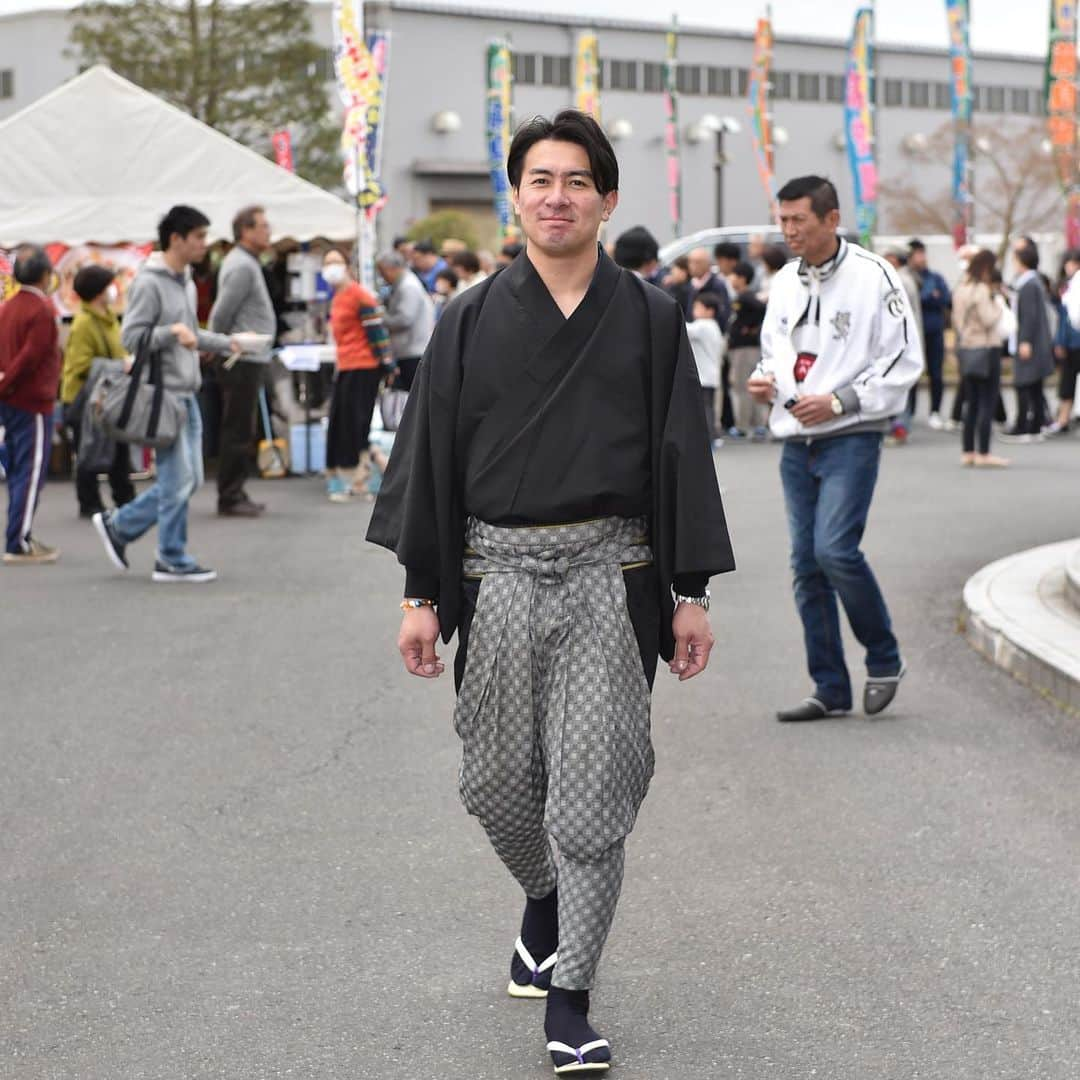 日本相撲協会さんのインスタグラム写真 - (日本相撲協会Instagram)「昨年の春巡業を振り返る🌸  昨年、常陸大宮市で行われた春巡業の写真を振り返ります。 ・地元、茨城県の巡業に参加した荒磯親方（元横綱 稀勢の里）と豊ノ島（井筒親方） ・.山稽古の様子、琴恵光 ・お昼寝中の錦木 ・会場を移動する、呼出 啓輔 （撮影：2019.4.14 　ベースボール･マガジン社） #sumo #相撲 #力士 #大相撲 # #春巡業を振り返る #春巡業 #常陸大宮#西部総合公園体育館#sumowrestling #sumowrestler  #japanculture #稀勢の里#豊ノ島#琴恵光#錦木#荒磯#茨城」4月30日 19時31分 - sumokyokai