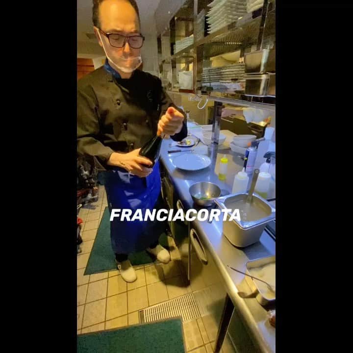 パンツェッタ・ジローラモのインスタグラム：「#franciacorta #italianstyle #forza #italianproducts #italianwine #love #italia #ninocaffe_nogizaka #」