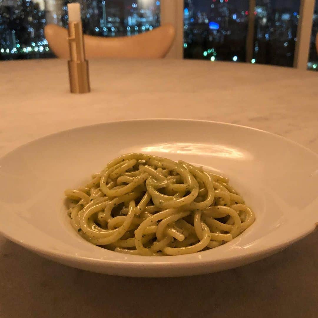 行正り香さんのインスタグラム写真 - (行正り香Instagram)「FOOD/DAYSでお肉とパスタの宅配をはじめます！本日はいっしょにお届けするパスタソースの試食中。イタリアはジェノバで食べたバジルクリームソースを再現します！飯島シェフのトマトレモンソースも、手打ちパスタとともに届きます。お肉は低温調理をして、バターで仕上げるだけにいたします。楽しみにしていてねー！#行正り香 #rikayukimasa #fooddays#熟成USリブアイ#大変だけど、楽しい。#bluenoteライブ、みなさま、本日聴いてください！素晴らしいです。こんなライブが無料で配信されるなんて、ありえないことだと思います。#jazzauditoria#検索するときはjazzauditoriaで調べてみてください。#22:00からのMichael Camiloというピアニストも素晴らしいですわよー。私が居眠りしたら、だれかに起こしてもらいたい。#23:00 Bob Jamesワインを飲んでしまったことを、後悔してます。明日のチック・コリア、起きれるかな。この機会に素晴らしきアーティストに出会えますよう！#takahiroizumikawa かっこいいわあ。」4月30日 19時38分 - rikayukimasa