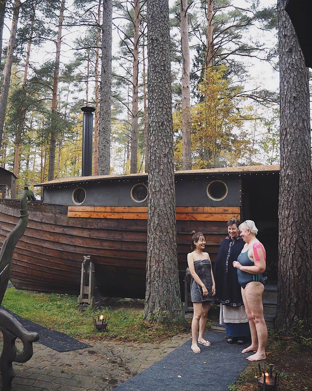 猪鼻ちひろのインスタグラム：「🌳🍃🧖🏻‍♀️🌲🌱﻿ フィンランドのサウナでの思い出。﻿ 言葉の壁を超えておばちゃまたちと仲良くなって嬉しかったなぁ♡﻿ 生い茂る木々の中で過ごすって、心身ともにリラックスできて本当に素晴らしい環境だったなぁと感じた旅。﻿ ﻿ 外出もアウトドア活動もなかなかできない今、お家から簡単に環境保護活動に参加できるティンバーランドのアースデイキャンペーンを教えて頂き、みんなも参加できるチャンス！ということで、お気に入り写真で参加させて頂きました🌎 ﻿ ﻿ 詳しく書くと…ティンバーランドは、環境問題にも積極的に取り組んでいて、緑を保護し増やしていくことがより良い未来に繋がると信じて、これから５年で世界に5千万本の木を植えることを宣言している、サステナブルなブランドです。﻿ ﻿ 公式Instagramにポストされている、この5枚目の画像が載っているキャンペーン情報をリポストすると、１リポストにつき１本、ティンバーランドがその人に代わって植樹を行ってくれます🌎🌱﻿ ﻿ リポストについては @timberland_jpn を見てみてね！期限は5月10日まで✔️（植樹は5月以降に、20年間ほど植樹活動をしている中国のホルチン砂漠で行ってくれます）﻿ ﻿ 地球に自然を残したい！ そして自然の力を浴びるように浸るように感じたい！ サウナも行きたい！旅行もしたい！ね☺️🍃﻿ ﻿ #ちひろtripフィンランド #ちひろトリップ #フィンランド #サウナ #フィンランドサウナ #アースデイ #earthday #finland」