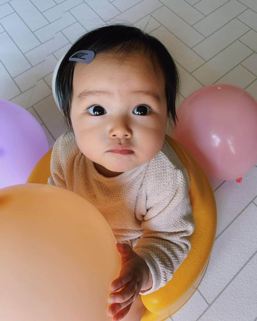 森暖奈さんのインスタグラム写真 - (森暖奈Instagram)「約1ヶ月前の👶 風船が気に入った模様🎈だけど見てるこっちは割れたらどうしようとひやひや😂 Bumboに座ってる姿ってちょこんとしてて愛おしい☺️ . 新色が増えたそうで、アカチャンホンポネット通販やカミングショップで購入すると数量限定でフォトセット(happy birthdayタペストリーと風船🎈)が付いてくるそうです✨  #stayhome#おうち時間#令和ベビー#女の子ベビー#0歳#0歳7ヶ月#ハーフベビー#乳児#赤ちゃんのいる生活#赤ちゃんのいる暮らし#バンボ#バンボデビュー#bumbo#新米ママ#7ヶ月#PR」4月30日 19時44分 - moriharuna71