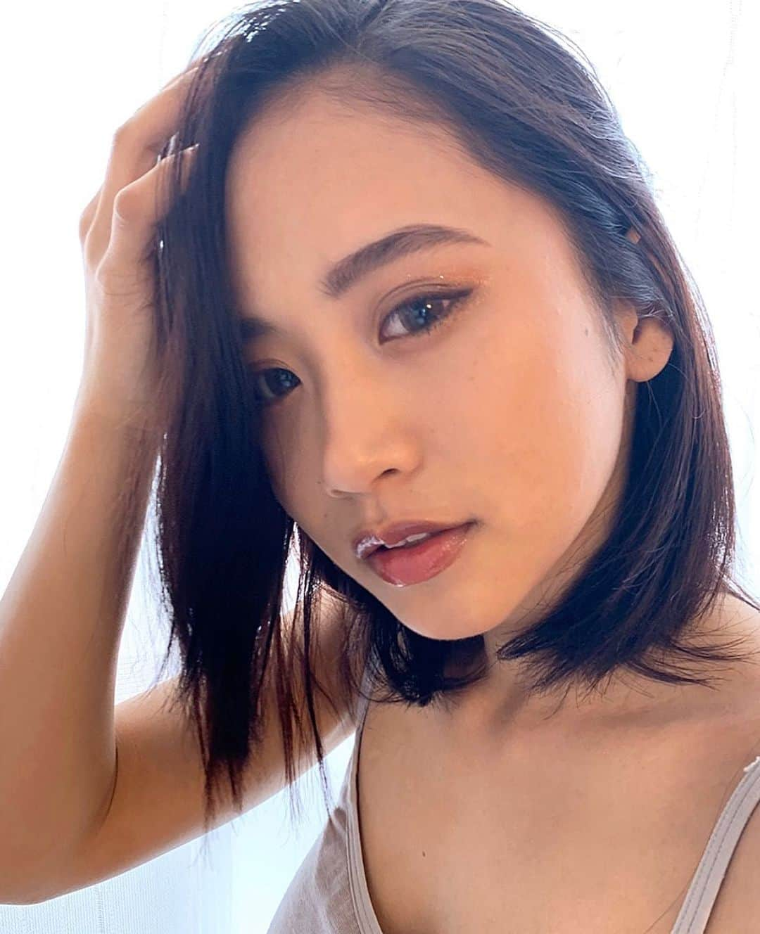 田辺莉咲子さんのインスタグラム写真 - (田辺莉咲子Instagram)「最近のいいニュースは、 人がおうちにいる時間が増えて、地球が少し生き返っているってこと🌏❤️改めて、おうちで使う物を、もっと意識できたら、このおうち時間を意味のあるものにできるなぁと思っていて、 お値段やお店が手近なオーガニックのヘアケア商品探していたら、Dianebonheurを見つけた🥺 98%オーガニック✨それだけじゃなくて、女性の経済自立援助や、森林の保全に当てられる資金提供にも繋がっている商品みたい！ コロナが流行って、不安や考える事はすでに沢山ある中で、 金銭的なストレスなく、少しでも地球を考える行動ができたら幸せよね😊仕上がりも良くて使ってみたら髪がさらさらになった✨あと私、ジャスミンの香りが1番好きなんだよねぇ🌷 おすすめです！ . #ダイアンボヌール #dianbonheur #ファーミングシャンプー #ブルージャスミン #クラフトオイル #サスティナブル #SDGs」4月30日 19時45分 - risako_tanabe