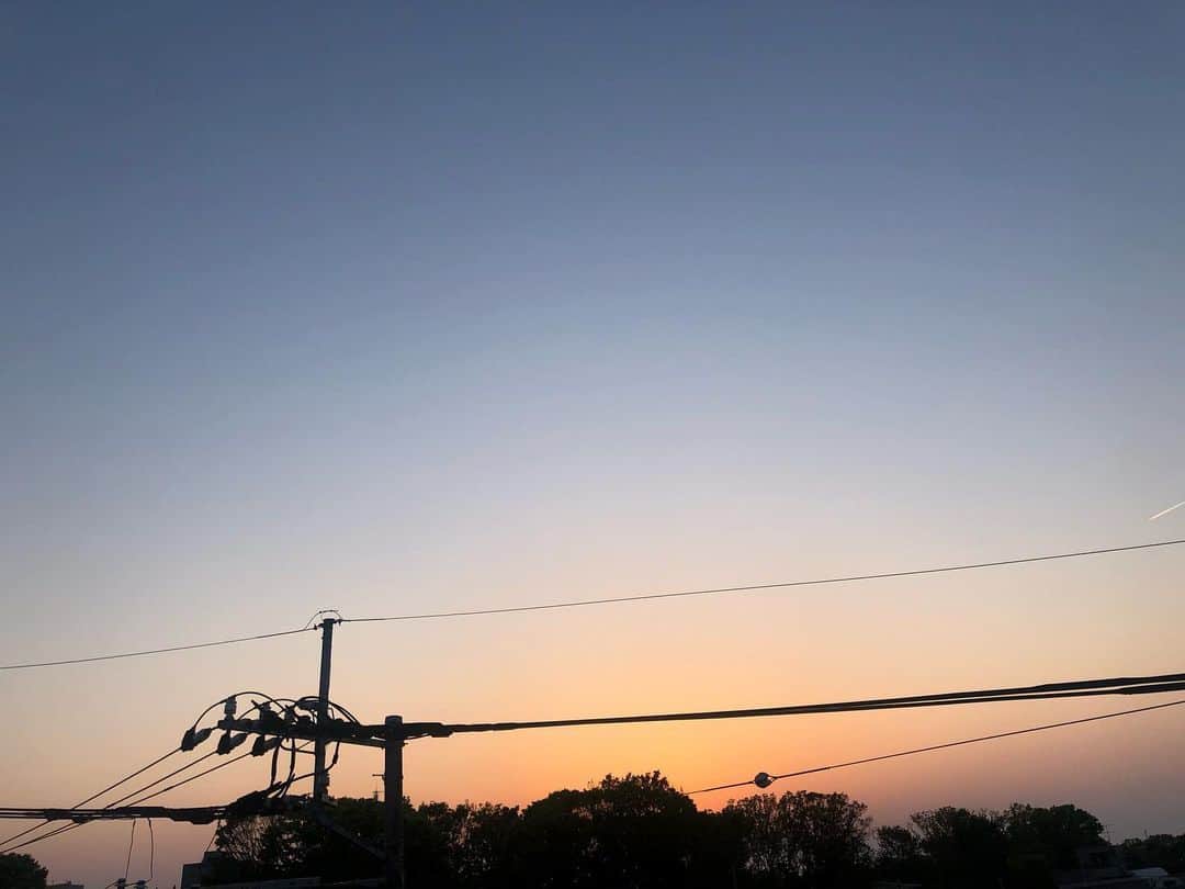 LOVEのインスタグラム：「機材と奮闘してたら日が沈みました。綺麗だったな、今日の夕暮れ😚  明日は夜22:00から アルバムロングインタビューを @rio_umezawa がしてくれます。 インスタライブ改め YouTube LIVEに移行！！ YouTube CHANNEL→lovesingsofficial  https://youtu.be/yAtpnRzr4NQ  乞うご期待！画面で会いましょう😊  I'll have my good sis @rio_umezawa interview on the new album tomorrow on YouTube from 10PM JP time.  Quarantine makes new programs.  See you then!」