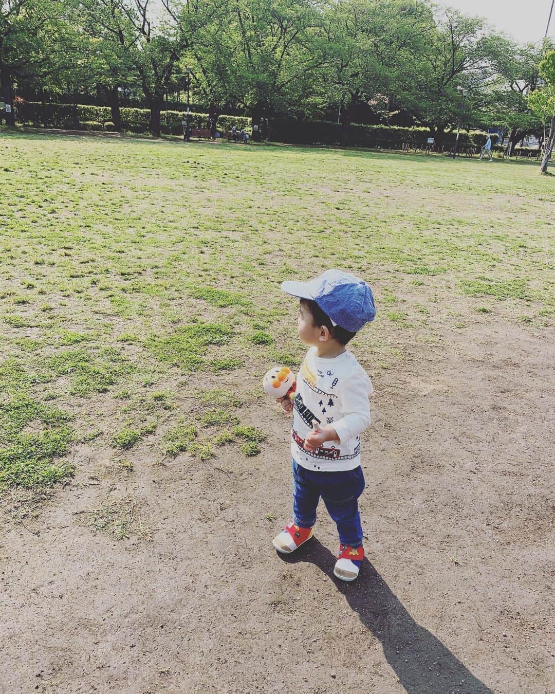百千糸さんのインスタグラム写真 - (百千糸Instagram)「今日は広い公園へ。 絶対にアンパンマンを離さない息子。」4月30日 20時03分 - junko_ichida