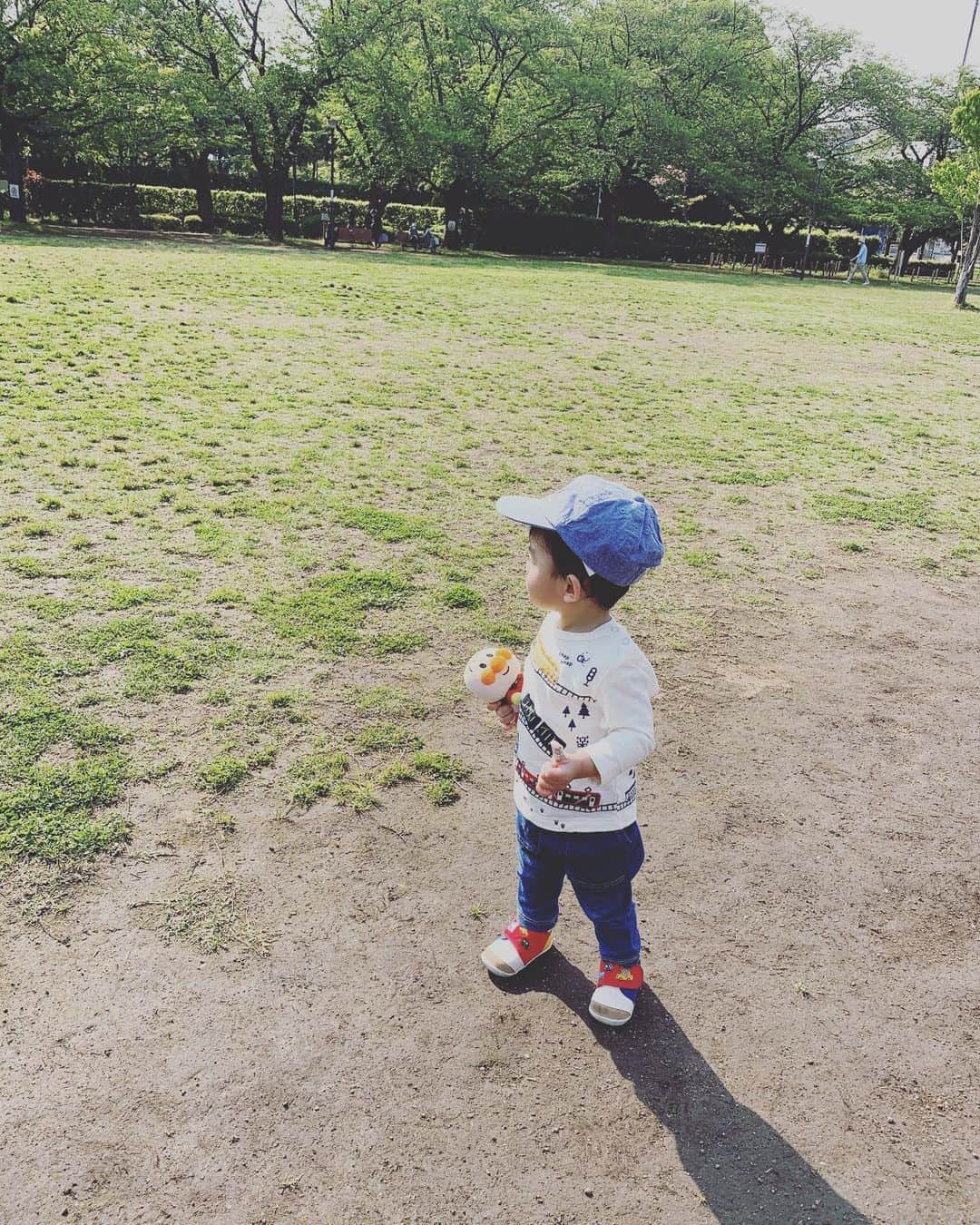 百千糸のインスタグラム：「今日は広い公園へ。 絶対にアンパンマンを離さない息子。」