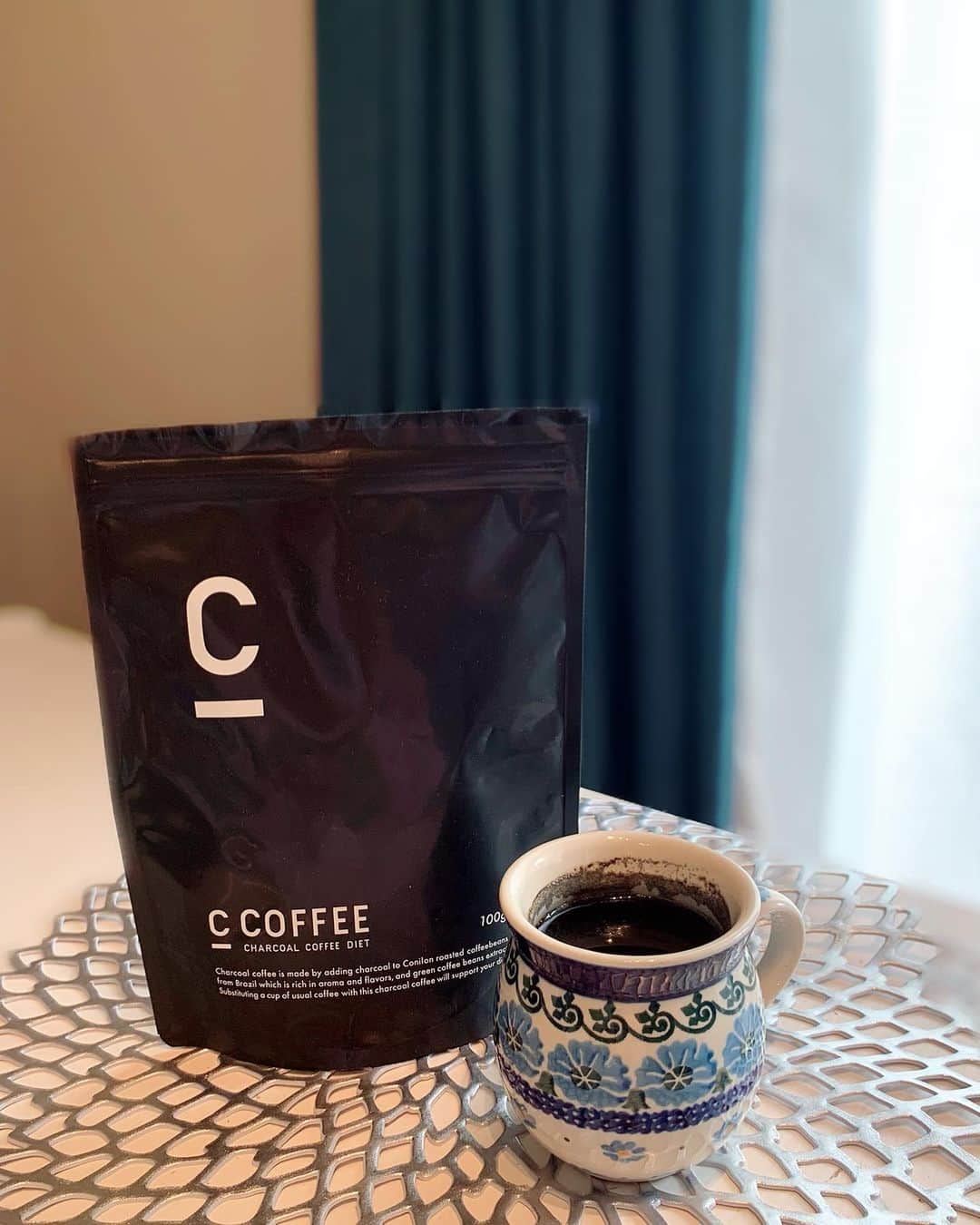 宮崎真梨子さんのインスタグラム写真 - (宮崎真梨子Instagram)「‥ コーヒー大好きで、一日に何杯も飲む私です。仕事中も家にいてもコーヒーばっかり飲んでます。毎日たくさん飲むので、健康や美容に良いものだったら嬉しいところ。そんな私の願いを叶えてくれるコーヒーを発見しました。 ∵ 炭の粉末が入ったチャコールコーヒー 【C COFFEE(@c_coffee_official )】です。 「チャコールコーヒークレンズで理想のカラダへ」をコンセプトに開発された綺麗を求める女性に向けた商品。芳醇な香りと旨みのブラジル産コーヒーパウダーに、国産の赤松炭・竹炭、美容と健康をサポートするMCTオイルまで配合。  一時期MCTオイルをコーヒーに入れて飲んでたんですけど、独特のオイル感が苦手だったので、これはかなり惹かれるポイントでした。コーヒーとして普通に美味しいから、とても続けやすいです。 ∵ 気になった方、抽選で100名様に商品が当たるキャンペーンやってるそうです。ぜひチェックしてみてください。 ∵ ∵ ［うちで過ごそうキャンペーン］ C COFFEEを抽選で100名様にプレゼントいたします。 応募期間﻿： 2020年4/24（金）〜5/7（木） ﻿プレゼント内容﻿： C COFFEE商品﻿ 100g (約30日分)﻿ ﻿ ﻿応募方法﻿： ①公式アカウント @c_coffee_officialをフォロー﻿ ②プレゼント記事に「いいね！」﻿ ∵ ∵ #C_COFFEE #シーコーヒー #チャコールクレンズ #チャコールコーヒー #ダイエットコーヒー #ダイエットサポート #無理せずキレイ #炭で吸着 #コーヒー #ダイエット #美容 #Niki #田辺莉咲子 #CHARCOAL #PR #COFFEE #チャコールコーヒーダイエット」4月30日 20時05分 - miyamari92