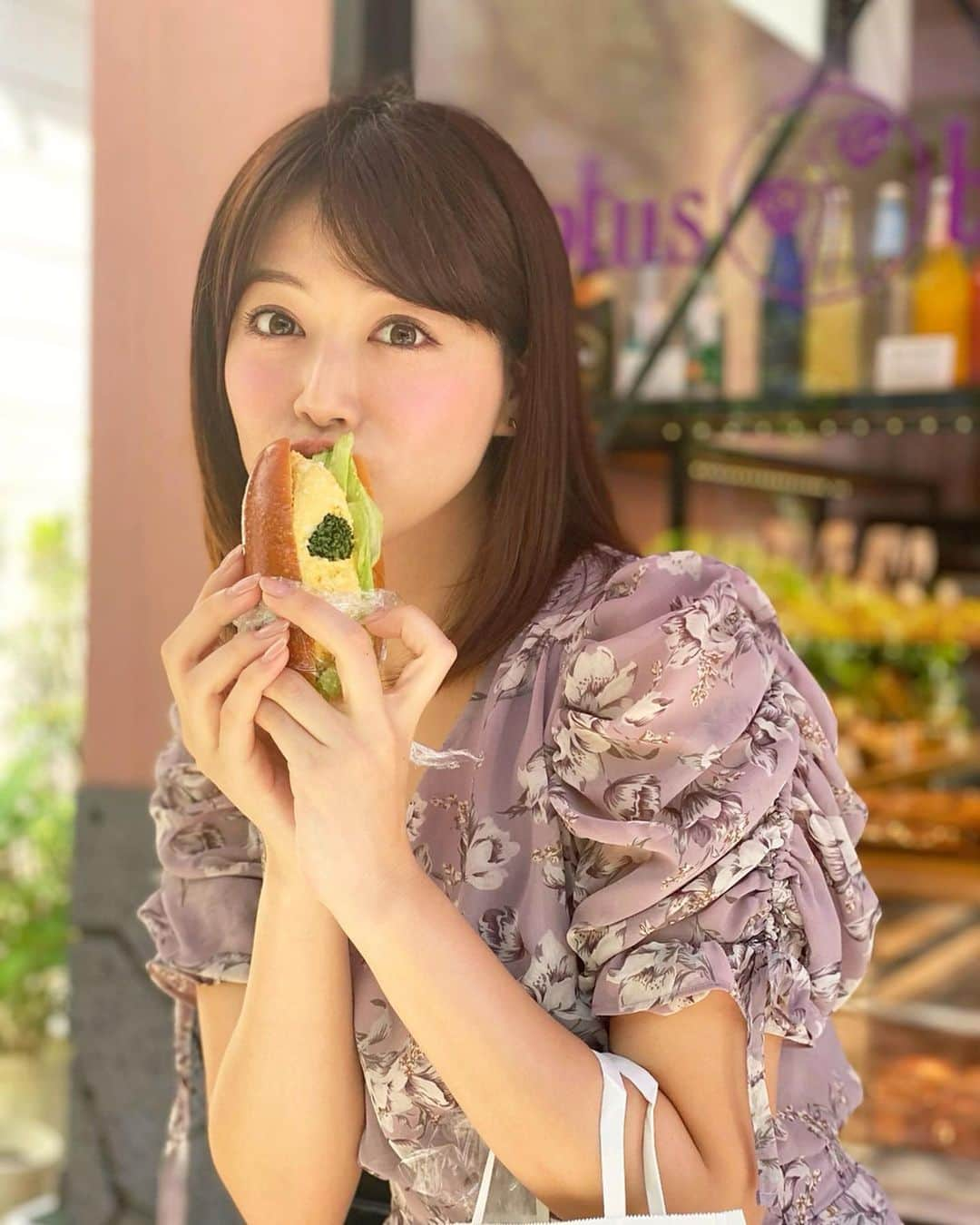 石井里奈さんのインスタグラム写真 - (石井里奈Instagram)「こんばんは😋❣️ . 今日は里奈ログ🙆‍♀️❤️ . お散歩がてらランチを買いに大好きなLotus baquetteのパン屋さんへ✨ . 最近お取り寄せパンとかTVでもよくやっててパン食べたい欲が上がっていたので買えてとっても嬉しかった🥺❤️ . 食パンも有名だけど私はこのたまごサンドが大好き❤️パンがふわふわで軽くてたまごしっとりで美味しいんだな～🤤🤤 . パン食べたのでちゃんと朝は @1.rika.29 の朝トレしたよ🧘‍♀️家でゼーハーいうことなかなかない笑🤭食べた分、運動しないとね笑 . 今日もお疲れさまでした❤️ 今日で4月も終わり🤗 5月もよろしくお願いします✨5/2土曜のお昼12時は @mercuryduo_com とのコラボインスタライブ☺️💕事前にいただいた質問答えたりコーデ見せたりするので是非見てください❤️ . #りなまるグルメ #中目黒 #中目黒グルメ #パン #パン好き #サンドイッチ #インスタ映え #nakameguro #テイクアウト #takeout #パン屋 #お取り寄せパン #お取り寄せ #グルメ女子 #たまごサンド #食パン #グルメ #ランチ #おうちごはん #sandwich #おうちカフェ #インスタ映えカフェ #ストレートヘア #朝ごはん #モーニング #目黒川 #朝食 #献立 #おうちごはんlover #フルーツサンド」4月30日 20時05分 - ri7tin1025