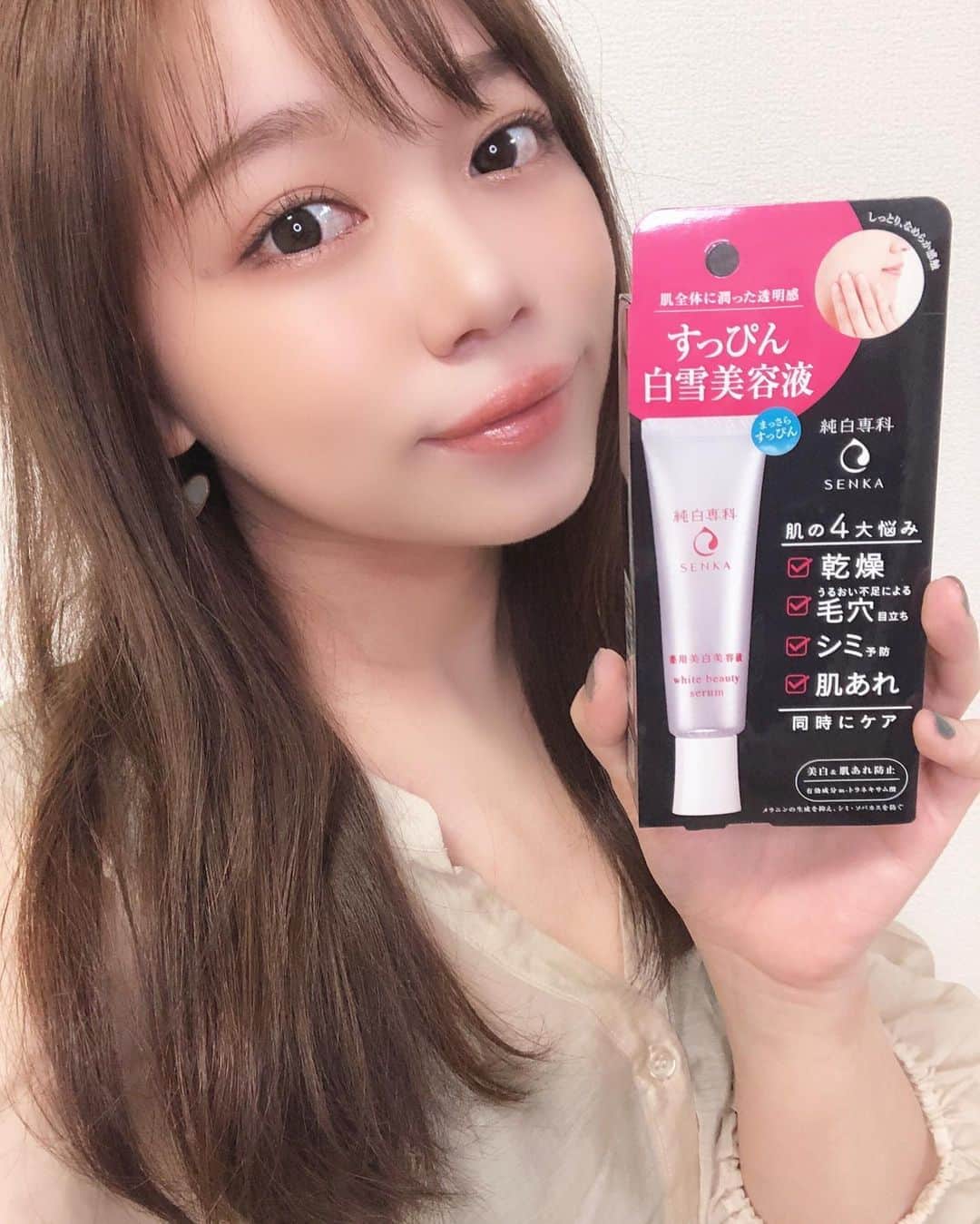 のインスタグラム：「最近はメイクせず過ごすことも多いから特に素肌のケアに力を入れるようにしていて！﻿ 資生堂のすっぴん白雪美容液を愛用しています✨﻿ ﻿ すっぴんで過ごすときの敵・・・﻿ 乾燥、うるおい不足による毛穴目立ち、肌荒れ、シミ予防※これ1本で同時にケア出来るんです🌷﻿ （※メラニンの生成を抑え、シミ・ソバカスを防ぐ） ﻿ わたしはお風呂上がりや朝のスキンケアにも使うし、﻿ メイクせず過ごしてる時に乾燥が気になってきたらこまめに塗ったりもしてるよ💕﻿ 潤いが持続する美容液なのが嬉しい✨﻿ ﻿ みずみずしいクリームだから全体に伸ばしやすいし、肌にもしっかり密着してくれます🧡﻿ ﻿ 季節的にも持っておきたいアイテムだなと思いました☺️﻿ 気になった方はぜひチェックしてみてくださいね！！﻿ ﻿ #すっぴん白雪美容液 #スキンケア #資生堂 #美白ケア #美肌 #純白専科 #PR」