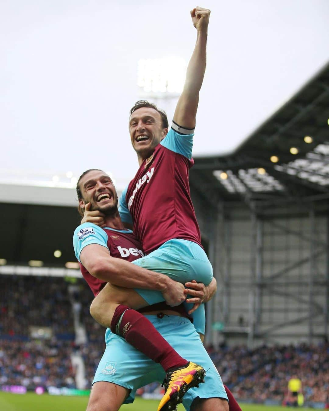 アンディ・キャロルさんのインスタグラム写真 - (アンディ・キャロルInstagram)「4 Years Ago Today I Was Holding You Like You Were My Own @nobes2122 Great Times @westham #COYI」4月30日 20時16分 - andytcarroll