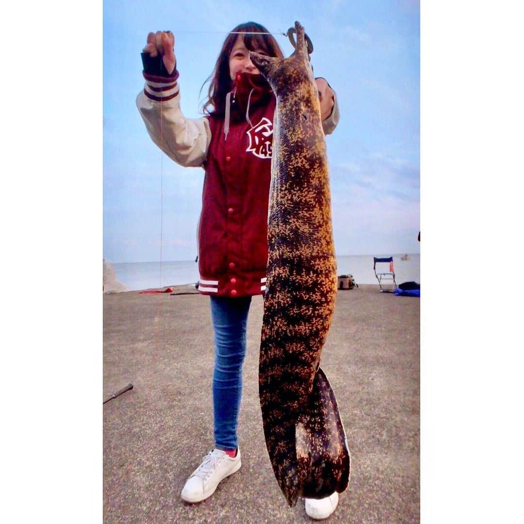 高本采実さんのインスタグラム写真 - (高本采実Instagram)「🐟 ３年ちょい前に釣った初ウツボϵ( 'Θ' )϶ . めーっちゃデカかった😂 撒いたエサ(魚の切り身) 全部食べててお腹ぷくぷくだった🐷 . せっかく釣れたから白焼きにして食べてみたら うなぎよりも身はふわっふわで美味しかった🤤 . 釣ったのも食べたのも初な ウツボの過去釣果写真でした🐟💕 . . . . . #ウツボ #海のギャング #morayeel  #eel #静岡 #磯 #大物 #巨大魚 #大物ハンター #bigfish  #おうち時間  #おうち釣り時間 #fishinglife #釣り #釣果 #釣りフォト #tsurijoy #ブンブンイメージガール #釣り好き #釣りガール #アングラー #angler #fishinggirl #钓鱼 #高本采実 #あやみん #ayamistagram」4月30日 20時16分 - ayami__summer