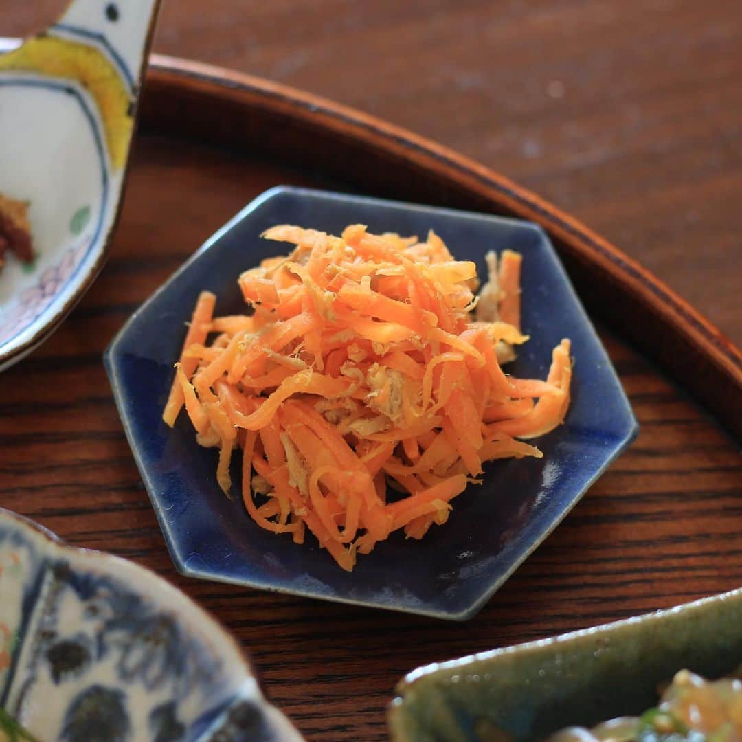 Kaori from Japanese Kitchenさんのインスタグラム写真 - (Kaori from Japanese KitchenInstagram)「【レシピ紹介】にんじんしりしりのレシピとアレンジ紹介☺︎ ・ こんばんは。 他の方の投稿で見たことがある人もいるかと思いますが #料理リレー 受け取りました。 料理研究家の脇雅代 @masayowaki さんが発起人となり お家にあるもので簡単に作れるお料理レシピを バトンで繋いでいくリレーが始まりました。 ・ 私にバトンを繋げてくれたのは、なんと4人も…！ （ごめんなさい、バトンを寝かし続けてました笑） みんな数年来のお友達です。 ありがとうございます。 ミッチーさん @mizukudasai ななみん @nanami3131 ゆみさん @yumipo.a ひとみん @hitomi_kawakami ・ ・ さて私が紹介させていただくレシピは 『ツナのにんじんしりしり』 @recipe.nadia さんに掲載してます。 過去に開催した料理教室でも紹介しました。 にんじん嫌いの人でも食べられる！ 切る、炒める、味付けする、以上。 めんつゆで作る場合は小さじ1-2で代用できます。 ちょっとした副菜に、おつまみにもどうぞ。 ・ 生姜焼き＋粒マスタード＋パクチー＋水菜サラダを挟んで バインミー（ベトナム風サンド）にアレンジ。 これ、コーヒーと一緒に食べたら めっちゃ美味しかったです。 ・ にんじんは薬膳でみると 眼精疲労に効くと言われています。 抗酸化作用が強いので 免疫力アップや老化防止力が期待できます。 身体をととのえていきましょう。 ・ 写真は2年前、りなちゃん @rina_kitchen が 家に遊びに来てくれた時の写真です。 次のバトンはりなちゃん、よろしく！笑 あの時より家が広くなったから 落ち着いたら遊びに来てね。 …え、今日で4月終わりなの？？？ ・ ・ 【おしながき】 玄米 なめこのお味噌汁 コロッケ ツナのにんじんしりしり（いんげん入れてます） 春キャベツとささみの煮物 そら豆としらすのオイル和え とびっこ入りポテトサラダ ・ ・ ・ ・ 2020.04.30 Thu ・ ・ ・ #japanesemeal #washoku #夜ごはん #晩ごはん #おうちごはん #晩餐 #薬膳 #うつわ #自炊 #stayhome  #レシピ #簡単レシピ #小澤基晴」4月30日 20時18分 - coco_kontasu