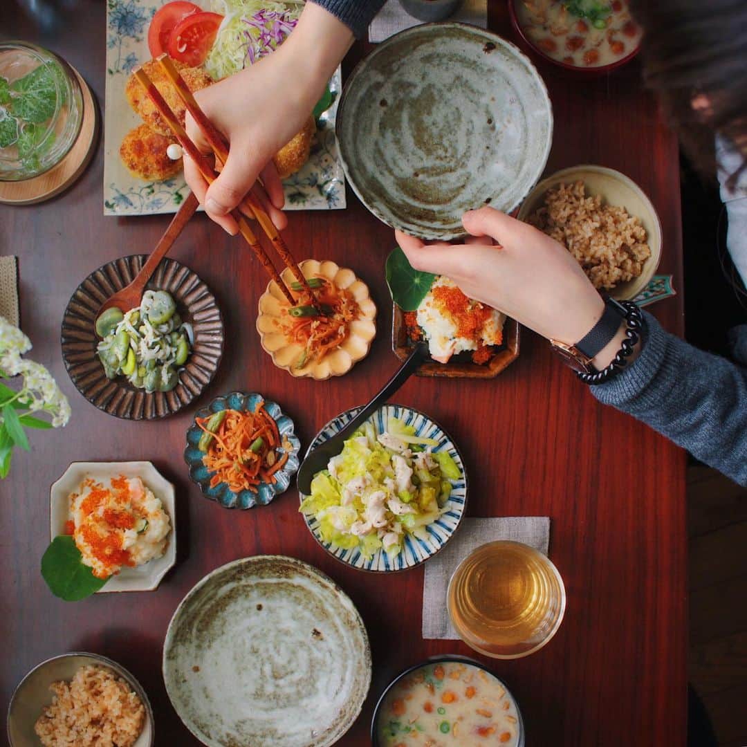 Kaori from Japanese Kitchenさんのインスタグラム写真 - (Kaori from Japanese KitchenInstagram)「【レシピ紹介】にんじんしりしりのレシピとアレンジ紹介☺︎ ・ こんばんは。 他の方の投稿で見たことがある人もいるかと思いますが #料理リレー 受け取りました。 料理研究家の脇雅代 @masayowaki さんが発起人となり お家にあるもので簡単に作れるお料理レシピを バトンで繋いでいくリレーが始まりました。 ・ 私にバトンを繋げてくれたのは、なんと4人も…！ （ごめんなさい、バトンを寝かし続けてました笑） みんな数年来のお友達です。 ありがとうございます。 ミッチーさん @mizukudasai ななみん @nanami3131 ゆみさん @yumipo.a ひとみん @hitomi_kawakami ・ ・ さて私が紹介させていただくレシピは 『ツナのにんじんしりしり』 @recipe.nadia さんに掲載してます。 過去に開催した料理教室でも紹介しました。 にんじん嫌いの人でも食べられる！ 切る、炒める、味付けする、以上。 めんつゆで作る場合は小さじ1-2で代用できます。 ちょっとした副菜に、おつまみにもどうぞ。 ・ 生姜焼き＋粒マスタード＋パクチー＋水菜サラダを挟んで バインミー（ベトナム風サンド）にアレンジ。 これ、コーヒーと一緒に食べたら めっちゃ美味しかったです。 ・ にんじんは薬膳でみると 眼精疲労に効くと言われています。 抗酸化作用が強いので 免疫力アップや老化防止力が期待できます。 身体をととのえていきましょう。 ・ 写真は2年前、りなちゃん @rina_kitchen が 家に遊びに来てくれた時の写真です。 次のバトンはりなちゃん、よろしく！笑 あの時より家が広くなったから 落ち着いたら遊びに来てね。 …え、今日で4月終わりなの？？？ ・ ・ 【おしながき】 玄米 なめこのお味噌汁 コロッケ ツナのにんじんしりしり（いんげん入れてます） 春キャベツとささみの煮物 そら豆としらすのオイル和え とびっこ入りポテトサラダ ・ ・ ・ ・ 2020.04.30 Thu ・ ・ ・ #japanesemeal #washoku #夜ごはん #晩ごはん #おうちごはん #晩餐 #薬膳 #うつわ #自炊 #stayhome  #レシピ #簡単レシピ #小澤基晴」4月30日 20時18分 - coco_kontasu