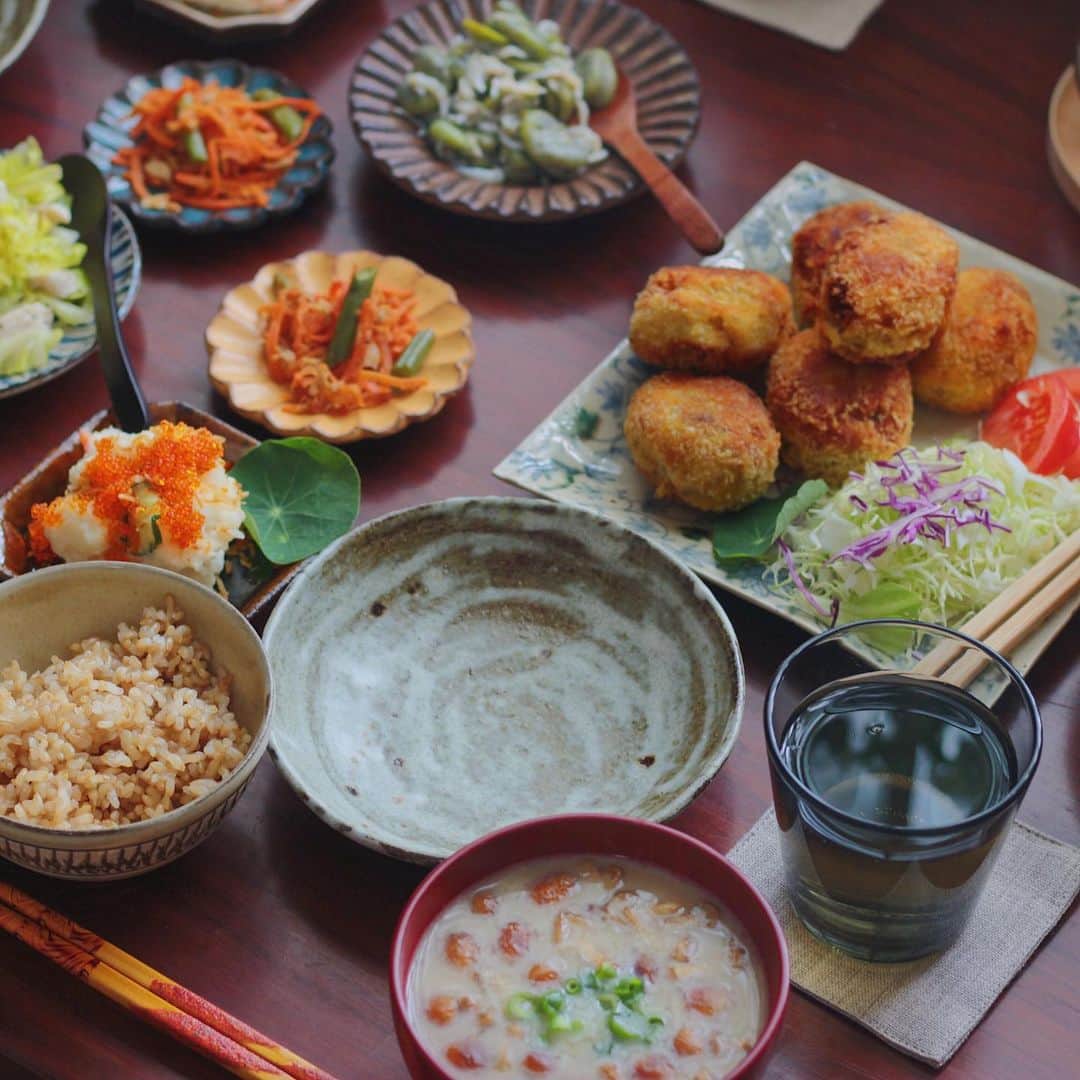 Kaori from Japanese Kitchenさんのインスタグラム写真 - (Kaori from Japanese KitchenInstagram)「【レシピ紹介】にんじんしりしりのレシピとアレンジ紹介☺︎ ・ こんばんは。 他の方の投稿で見たことがある人もいるかと思いますが #料理リレー 受け取りました。 料理研究家の脇雅代 @masayowaki さんが発起人となり お家にあるもので簡単に作れるお料理レシピを バトンで繋いでいくリレーが始まりました。 ・ 私にバトンを繋げてくれたのは、なんと4人も…！ （ごめんなさい、バトンを寝かし続けてました笑） みんな数年来のお友達です。 ありがとうございます。 ミッチーさん @mizukudasai ななみん @nanami3131 ゆみさん @yumipo.a ひとみん @hitomi_kawakami ・ ・ さて私が紹介させていただくレシピは 『ツナのにんじんしりしり』 @recipe.nadia さんに掲載してます。 過去に開催した料理教室でも紹介しました。 にんじん嫌いの人でも食べられる！ 切る、炒める、味付けする、以上。 めんつゆで作る場合は小さじ1-2で代用できます。 ちょっとした副菜に、おつまみにもどうぞ。 ・ 生姜焼き＋粒マスタード＋パクチー＋水菜サラダを挟んで バインミー（ベトナム風サンド）にアレンジ。 これ、コーヒーと一緒に食べたら めっちゃ美味しかったです。 ・ にんじんは薬膳でみると 眼精疲労に効くと言われています。 抗酸化作用が強いので 免疫力アップや老化防止力が期待できます。 身体をととのえていきましょう。 ・ 写真は2年前、りなちゃん @rina_kitchen が 家に遊びに来てくれた時の写真です。 次のバトンはりなちゃん、よろしく！笑 あの時より家が広くなったから 落ち着いたら遊びに来てね。 …え、今日で4月終わりなの？？？ ・ ・ 【おしながき】 玄米 なめこのお味噌汁 コロッケ ツナのにんじんしりしり（いんげん入れてます） 春キャベツとささみの煮物 そら豆としらすのオイル和え とびっこ入りポテトサラダ ・ ・ ・ ・ 2020.04.30 Thu ・ ・ ・ #japanesemeal #washoku #夜ごはん #晩ごはん #おうちごはん #晩餐 #薬膳 #うつわ #自炊 #stayhome  #レシピ #簡単レシピ #小澤基晴」4月30日 20時18分 - coco_kontasu