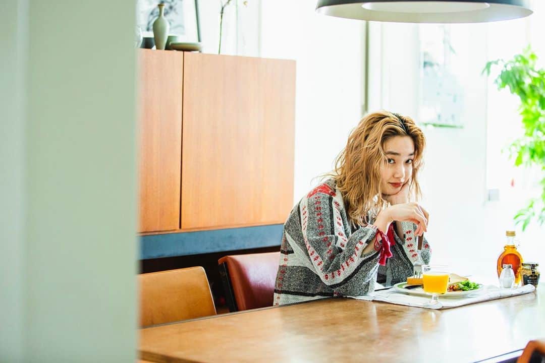 のインスタグラム：「2020.4.30 Launch 🌹 「WAKE UP」の告知ポストとティザー動画、そして20日間にわたるカウントダウン投稿でもお伝えしていたように、遂に本日4月30日（木）、『PERK』が定期刊行の雑誌媒体からWEBメディアへと装い新たに生まれ変わりました。コンセプトは“INDEPENDENT GIRL”。 「私らしさ」を大切にするすべての女性のために、High＆Lowをマッシュアップした多彩なコンテンツを公開していきます。新生『PERK』をどうぞよろしくお願いいたします。 PERK編集部  PERK WEB（perk-magazine.com） . @perkmagazine . .  #perk #feature #fashion #beauty #street #food #culture #news」