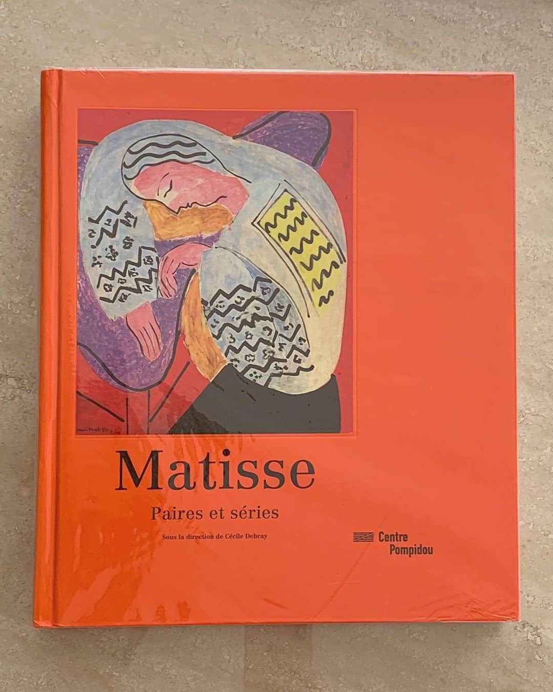 豊田麻子さんのインスタグラム写真 - (豊田麻子Instagram)「ブックカバーチャレンジDay4 「Matisse Paires et series」  マティスの論文を書こうかと迷っていた時期、ニースに行って彼の見ていた景色を同じように眺め、プロムナードデザングレで燦々と輝く太陽のもと、マティスがこの地を愛した理由をぼんやりとわかったような気持ちになったものでした。（呆）  しかし自分の知力を超えるものはわからない。同じ景色を繰り返し、異なる場所のように描けてしまう器用さが全く理解できず、早い段階で断念しました。いまだ未練あり🔥  次にバトンを渡すのは、フランスに暮らすゆうこさん（@yukokatsutani）です🎨🖼✨ . . ＊7日間のブックカバーチャレンジとは、読書文化の普及に貢献するためのチャレンジで、参加方法は好きな本を1日1冊、7日間投稿するというもの。  #ブックカバーチャレンジ　#matissepairesetseries #pompidoucentre」4月30日 20時28分 - asako_sen