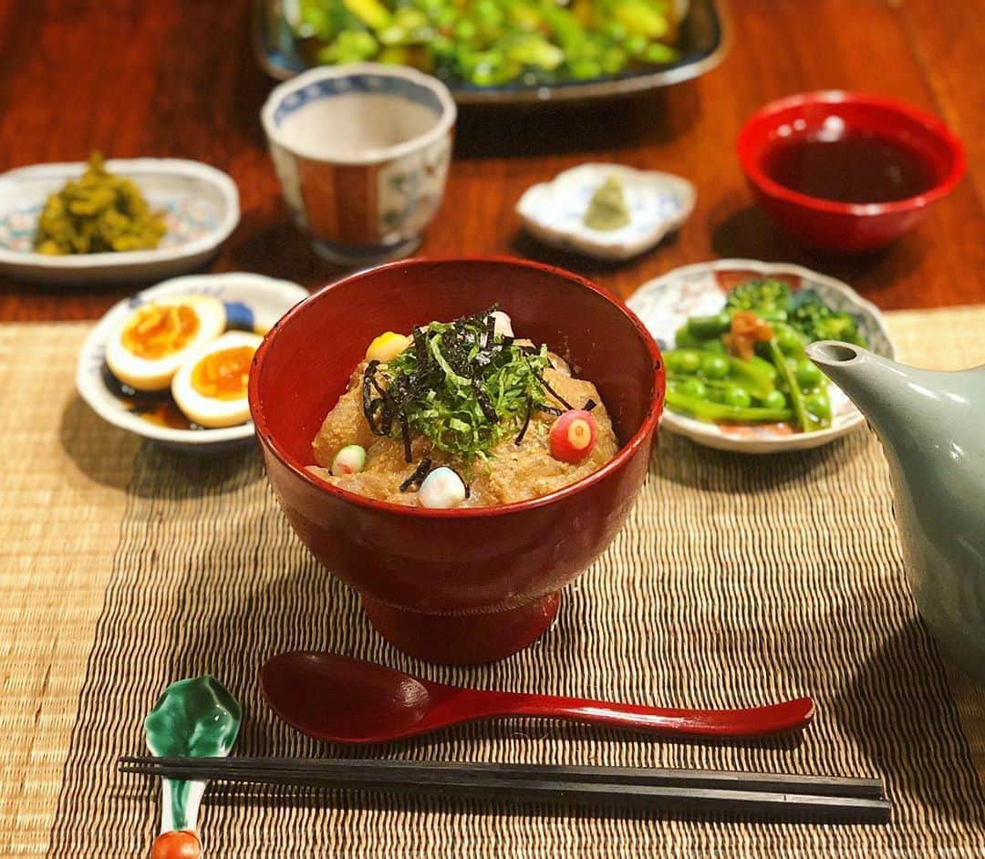 桐島かれんさんのインスタグラム写真 - (桐島かれんInstagram)「食べ物の写真ばかりですみませ〜ん。 なにせ、作っては食べてばかりなので。 今夜は、すりゴマたっぷりの鯛茶漬け。京都土産でいただいた、飾り麩をのせて。 #鯛茶漬け」4月30日 20時28分 - houseoflotuskaren
