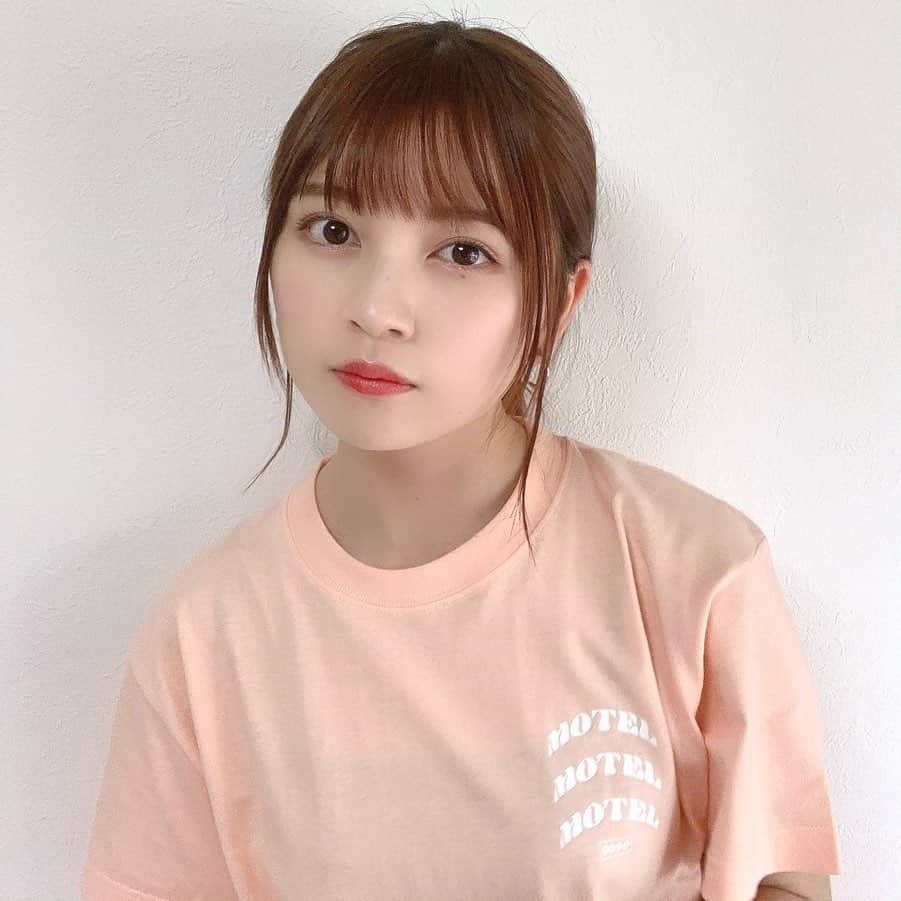 廣川奈々聖のインスタグラム：「. きょうは暖かかったからTシャツ🐰🌼﻿ 優しいオレンジみのあるピンクがかわいくてたまらん、、、﻿ ﻿ メイクもまた変えてみたの〜☺︎❤︎ キラキラ﻿！ ﻿ ﻿ ﻿ #ななせのふく#春メイク#私服 ﻿」