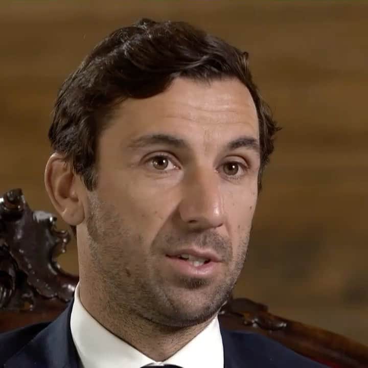 ダリヨ・スルナのインスタグラム：「Osjećaj je i dan danas isti... Nisam nikad pomislio da bi jedno obično spontano pismo podrške moglo tako odjeknuti... da ste pročitali bilo čije iz tih dana bilo bi potpuno isto... Evo dvije godine kasnije, potpisao bi svaku riječ i poklonio se još jednom do poda svakome od vas za učinjeno... S godinama ćemo biti još svjesniji... Nije ovo nikakva fraza, bila mi je čast nositi naš dres i braniti boje Hrvatske svih tih godina zajedno s vama... To mi nitko ne može oduzeti! ili kako mi to volimo reći; JEDNOM VATRENI - UVIJEK VATRENI!!!❤️🇭🇷@hrt #junacinašegdoba @hns_cff」