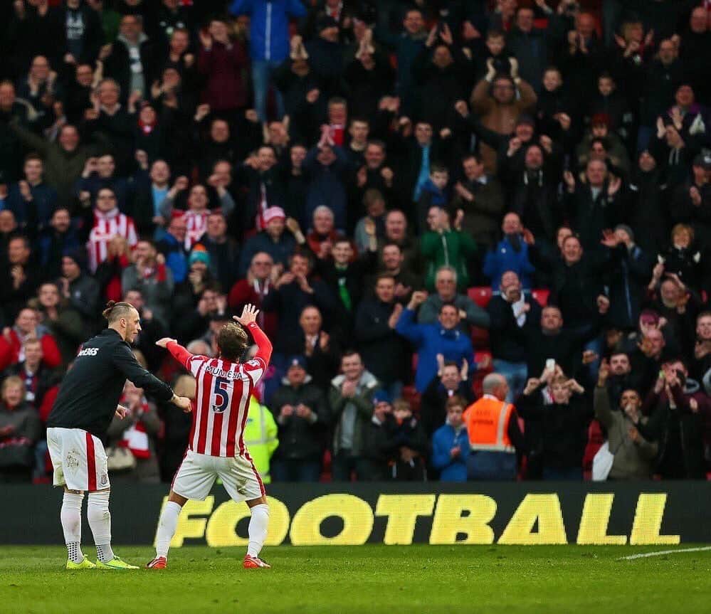 マルク・ムニエッサのインスタグラム：「Stoke away days🕺🏼#tbt」