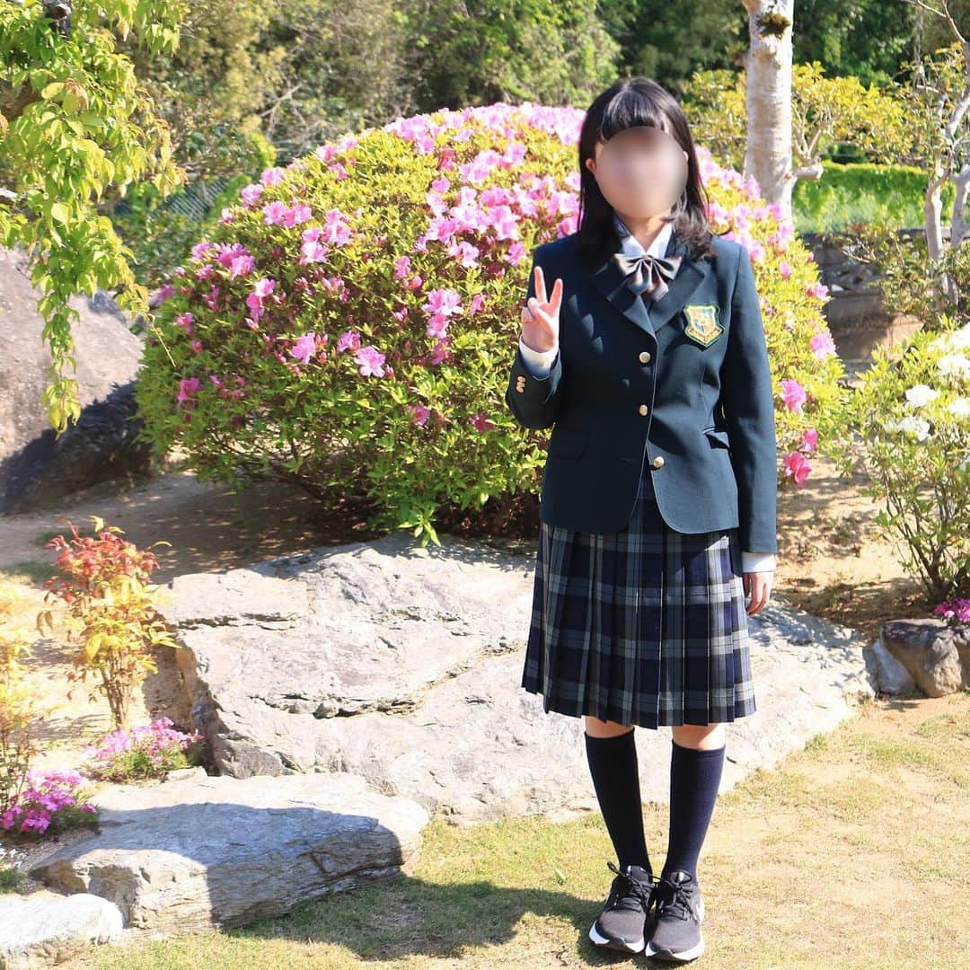 yupinokoさんのインスタグラム写真 - (yupinokoInstagram)「こんばんは☺︎ . . 休校延長と入学式中止の連絡がきたので、 昨日制服を着て写真だけ撮りました。 こんなことなら桜が綺麗なときに撮っておけばよかったー😭 うちの庭じゃばえないので実家の庭を借りました📸 . まだまだ幼くてJKには見えませんが、 髪を切り、めがねからコンタクトに変え、 田舎娘をシティガールへと高校デビューさせるつもり😂 登校はいつになるやら〜 . . #homestyling #インテリア#セルフリノベーション #子供部屋#寝室#DIYのある暮らし#DIYアドバイザー#ルームスタイリスト#interiordecor #homedecor #rusticinterior#kids room#diy#livstagrammer#interior#bedroom#mygoodroom#instahome#renovation」4月30日 20時30分 - yupinoko
