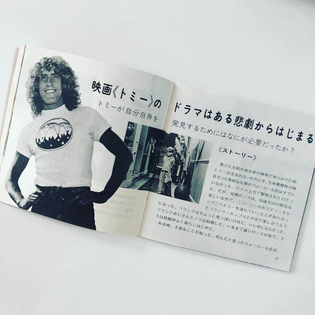 野宮真貴さんのインスタグラム写真 - (野宮真貴Instagram)「1975年に公開されたイギリスのミュージカル映画「TOMMY」のTシャツ。﻿ ﻿ The Whoのロジャー・ダルトリー主演のロック・オペラは’76年に日本上映され、当時16歳の私は大いに刺激を受けたわけです。﻿ youtubeの遥か昔ですから、憧れのミュージシャンが動く姿を見る機会はフィルムコンサートくらい。ロック・ミュージシャンが主演の映画はとても貴重だったのです。 当時のパンフレットも発掘！広告も時代を物語っていますね😀﻿ ﻿ このTシャツを手に入れたのはピチカート・ファイヴのコーラスに参加していた’89年頃。ふらりと立ち寄った教会のバザーで「すべて100円」と書かれたワゴンの中から発掘！その時の嬉しさと言ったら✨﻿ ﻿ 他人には何の価値もないものが、自分にとっては最高の宝物ってあるのです。﻿ ﻿ というわけで、これも断捨離は出来ない一枚。﻿ まあ、いいか。﻿ ﻿ もっと詳しいことはこちらに書きました☟﻿ ﻿ ●野宮真貴LINEブログ﻿ ﻿ https://lineblog.me/nomiyamaki/﻿ ﻿ ﻿ #ひとりTシャツチャレンジ #TOMMY #ロックオペラ #thewho #野宮真貴 #missmakinomiya﻿」4月30日 20時32分 - missmakinomiya