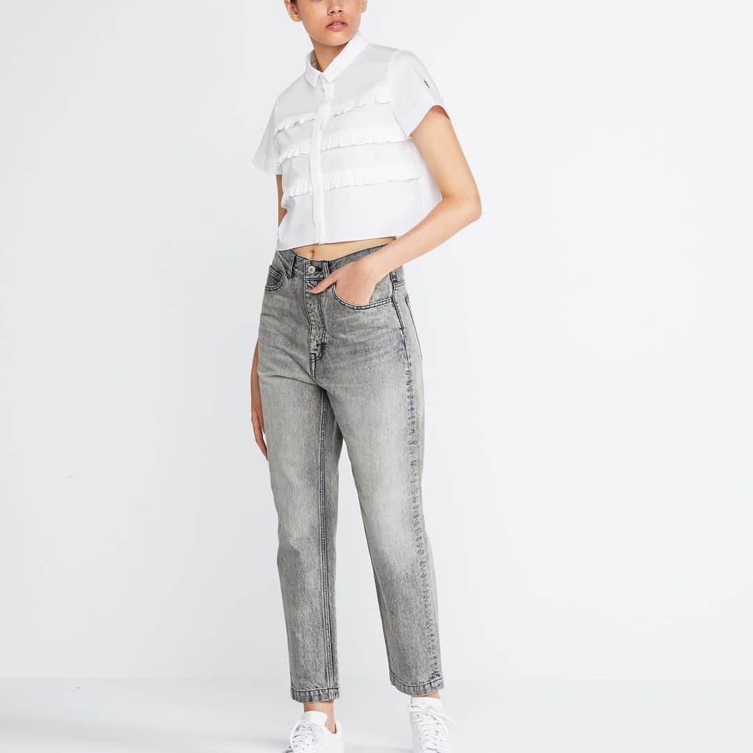 BORDERS at BALCONYさんのインスタグラム写真 - (BORDERS at BALCONYInstagram)「控えめな襟がさわやかで上品なCROPPED COTTON SHIRTは、⁠⠀ セットアップでのコーディネートももちろんかわいいのですが、⁠⠀ タイトスカートや、ボーイフレンド⁠デニムとスタイリングするのもおすすめです！⁠⠀ ⁠⠀ ツイルのタイトスカートと合わせればスタイリッシュなイメージに。クロップド丈に抵抗がある方も、スカートと合わせればお召しいただやすいですよ☺️ ⁠⠀ ボーイフレンドデニムでボリュームの重心を下に操れば、フリルがかわいらしいトップもかっこよく決まります！ ⁠⠀ 丈の短いトップは足長効果もあるので、小柄な方にもおすすめです！⁠⠀ 是非オンライストアでチェックしてみてくださいね！！⁠⠀ ⁠⠀ ⁠⠀ CROPPED COTTON SHIRT / 33,000yen +tax⁠⠀ ⁠⠀ ⁠⠀ ⁠⠀ ⁠⠀ 📣ポイントプレゼントキャンペーン実施中！⁠⠀ 詳しくはOFFICIAL HPのNewsをご覧くださいませ！⁠⠀ ⁠⠀ ⁠⠀ ⁠⠀ ⁠⠀ ⁠⠀ #newcollection  #instagood #musthave #fashionpoast #japanesefashion #newcollections ⁠⠀ #bordersatbalcony #ボーダーズアットバルコニー #ボーダーズ #ボーダー #ボーダーコーデ #ボーダートップス #ボーダートップス #ボーダー好き #橫條紋 #stripes ⁠⠀ #2020 #spring #summer #newcollection #2020SS #bordersatbalcony #pink #clothing #wear #women」4月30日 20時35分 - bordersatbalcony_official