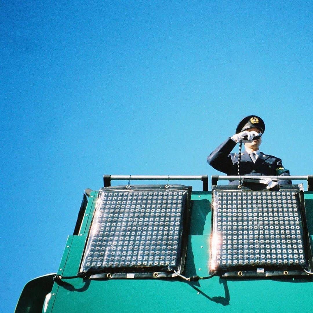 東京DANDYのインスタグラム：「A different era of ‘crowd control’. At the final public address by the Emperor Emeritus at the Imperial Palace, Tokyo, January 2019.」