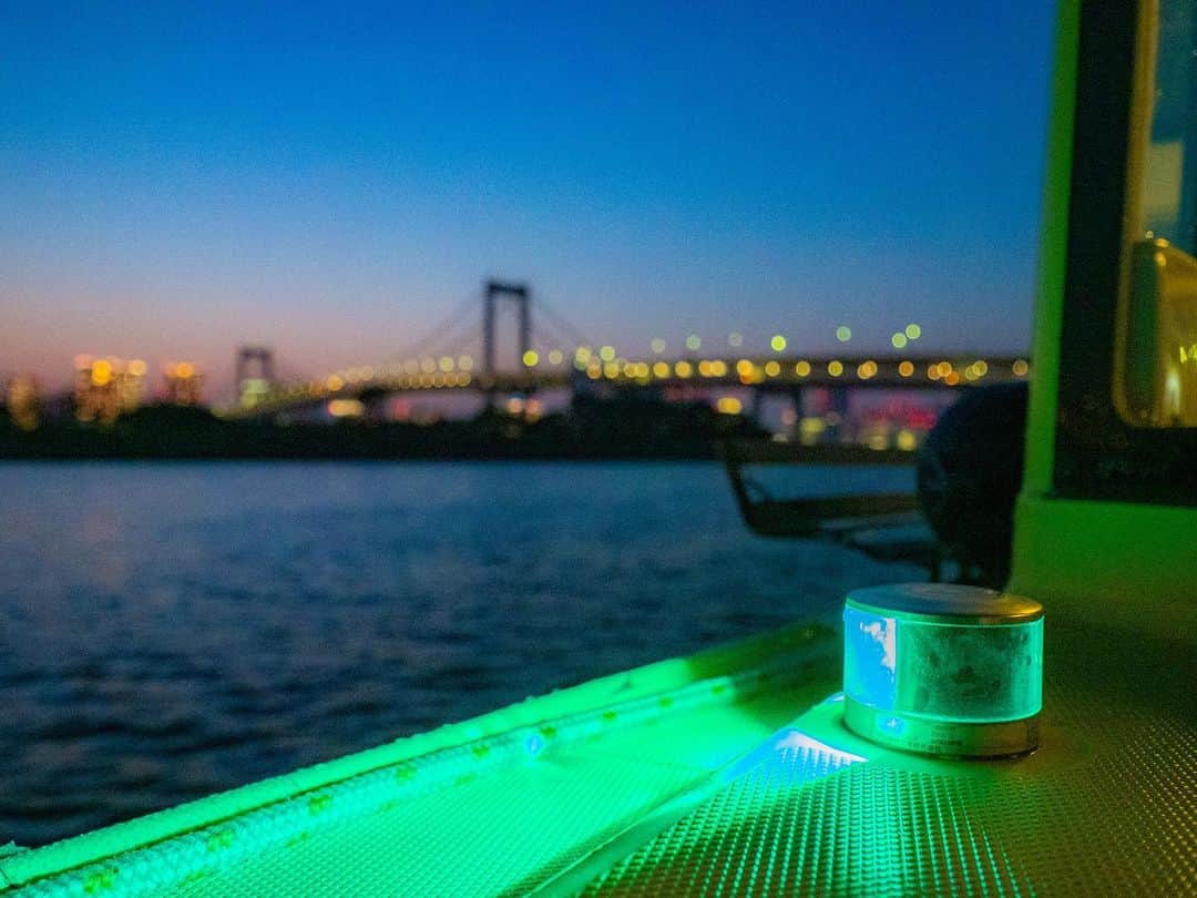 TOKYO WATER TAXIさんのインスタグラム写真 - (TOKYO WATER TAXIInstagram)「船から灯される緑の光。 船が動くにあたってとても重要な役目を果たしているのですが、分かる方いらっしゃいますか？😊😊 #lightuptogether ・ ・ ・ #イイトコ芝浦 #東京ウォータータクシー #水上タクシー #tokyowatertaxi #watertaxi ・ ・ ・ #東京カメラ部 #ファインダー越しの私の世界 #カメラ好きな人と繋がりたい #写真好きな人と繋がりたい #ふんわり写真部 #インスタスポット #一眼勉強中 #広がり同盟 #奥行き同盟 #ほふく撮影隊 #生活とフィルム #デジタルでフィルムを表現したい #お写んぽ #tokyocameraclub #bestphoto_japan #daily_photojpn #impress_shots #loves_jpan #nipponpic #ray_moment」4月30日 20時39分 - tokyowatertaxi