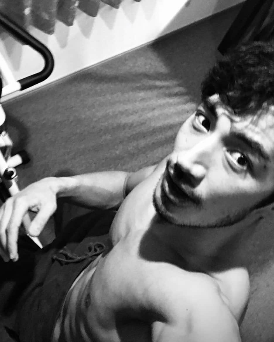 藤井裕史のインスタグラム：「Hi everyone! Come stai? I’ve becoming a home workout expert💪🏽 #quarantine #stayhome #おうち時間 #covid_19 #image_models」
