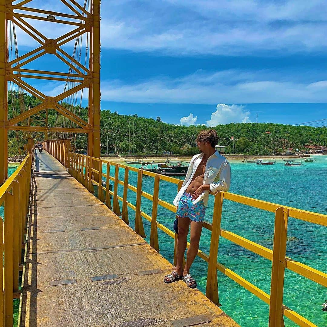 當間ローズのインスタグラム：「Memories from bali! The yellow bridge 🌉  今日暖かい一日だった〜 一日中窓開けて風を楽しんだ^ ^ 明日はさらに暖かいらしいね😊  #當間ローズ  #ラテン  #ハーフ  #モデル #湖西市 #toumarose #singer #Artist #Model #Tokyo #japan #Brazilian #brasil  #japanese #italian #fashion #fitness #muscle #body #workout #sexy」