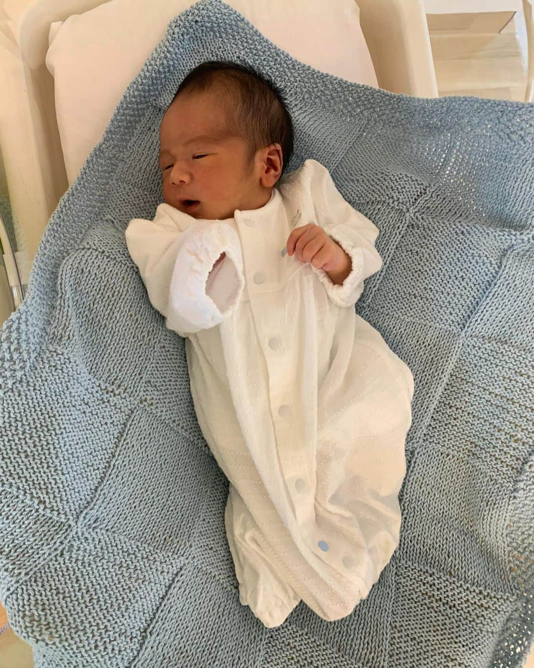 瀬間友里加さんのインスタグラム写真 - (瀬間友里加Instagram)「1 month👶✨息子が産まれて1ヶ月! 最初の2週間は不安でいっぱい。それでも毎日いろんな表情を見せてくれ、日に日にふっくら大きくなっていく息子の成長たくさん感じられました👶💓 里帰りで両親にはかなりお世話になりました🙏 現役中は実家にほとんどいなかったので今月は久しぶりに実家で両親と過ごせて嬉しかったな✨昨日は父の誕生日をみんなでお祝い🥂父にサプライズで旦那さんとケーキをプレゼント🎂それだけしかできなかったけど喜んでくれて笑顔を見れて自分も幸せになれました💓これからも周りの大切な人に小さな気遣いができる人でいたいな🙋‍♀️旦那さんは1ヶ月お疲れ様とサプライズでプレゼントをくれました🥳嬉しかった!!ありがとう♡ 👶忘備録 ☑︎体がふっくらムチムチしてきた! ☑︎体重1.3キロ増、身長3cm増 ☑︎歩きながらの抱っこが好き ☑︎お外を見るのが好き ☑︎目がよく見えるようになってきた ☑︎音楽が好き♡ #1ヶ月ベビー #1ヶ月記念日 #1monthbaby #ありがとう」4月30日 20時47分 - yurika.sema