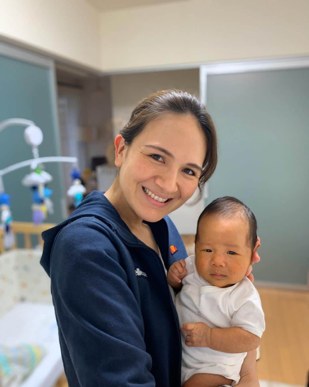 瀬間友里加さんのインスタグラム写真 - (瀬間友里加Instagram)「1 month👶✨息子が産まれて1ヶ月! 最初の2週間は不安でいっぱい。それでも毎日いろんな表情を見せてくれ、日に日にふっくら大きくなっていく息子の成長たくさん感じられました👶💓 里帰りで両親にはかなりお世話になりました🙏 現役中は実家にほとんどいなかったので今月は久しぶりに実家で両親と過ごせて嬉しかったな✨昨日は父の誕生日をみんなでお祝い🥂父にサプライズで旦那さんとケーキをプレゼント🎂それだけしかできなかったけど喜んでくれて笑顔を見れて自分も幸せになれました💓これからも周りの大切な人に小さな気遣いができる人でいたいな🙋‍♀️旦那さんは1ヶ月お疲れ様とサプライズでプレゼントをくれました🥳嬉しかった!!ありがとう♡ 👶忘備録 ☑︎体がふっくらムチムチしてきた! ☑︎体重1.3キロ増、身長3cm増 ☑︎歩きながらの抱っこが好き ☑︎お外を見るのが好き ☑︎目がよく見えるようになってきた ☑︎音楽が好き♡ #1ヶ月ベビー #1ヶ月記念日 #1monthbaby #ありがとう」4月30日 20時47分 - yurika.sema