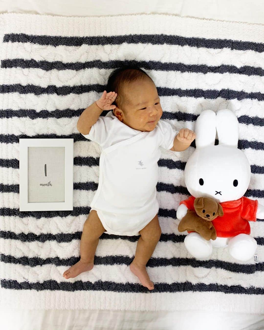 瀬間友里加のインスタグラム：「1 month👶✨息子が産まれて1ヶ月! 最初の2週間は不安でいっぱい。それでも毎日いろんな表情を見せてくれ、日に日にふっくら大きくなっていく息子の成長たくさん感じられました👶💓 里帰りで両親にはかなりお世話になりました🙏 現役中は実家にほとんどいなかったので今月は久しぶりに実家で両親と過ごせて嬉しかったな✨昨日は父の誕生日をみんなでお祝い🥂父にサプライズで旦那さんとケーキをプレゼント🎂それだけしかできなかったけど喜んでくれて笑顔を見れて自分も幸せになれました💓これからも周りの大切な人に小さな気遣いができる人でいたいな🙋‍♀️旦那さんは1ヶ月お疲れ様とサプライズでプレゼントをくれました🥳嬉しかった!!ありがとう♡ 👶忘備録 ☑︎体がふっくらムチムチしてきた! ☑︎体重1.3キロ増、身長3cm増 ☑︎歩きながらの抱っこが好き ☑︎お外を見るのが好き ☑︎目がよく見えるようになってきた ☑︎音楽が好き♡ #1ヶ月ベビー #1ヶ月記念日 #1monthbaby #ありがとう」