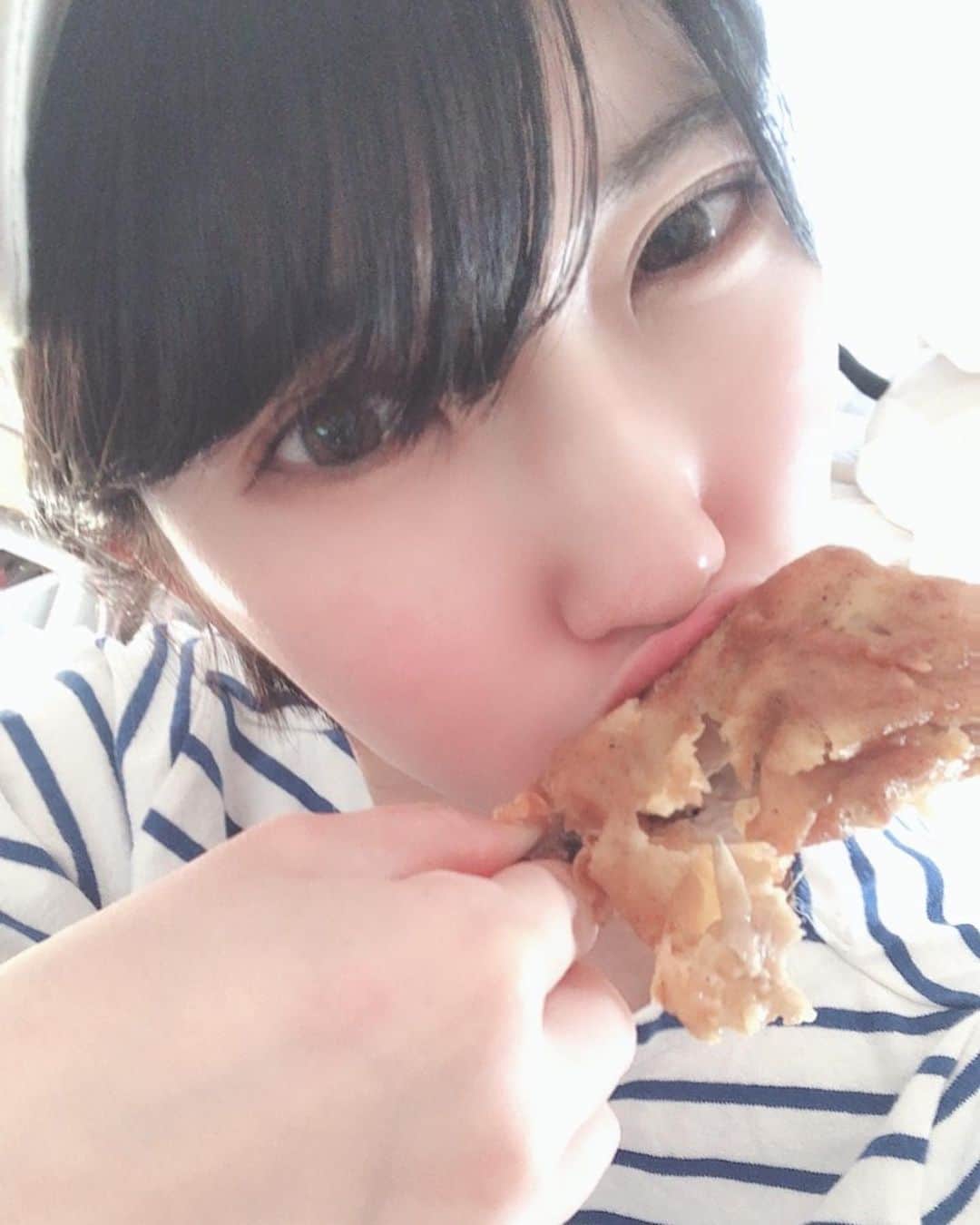 東条蒼のインスタグラム：「＊ ・ ・ みんなに食べ方ワイルドって言われたんだけどさ、 ・ 逆にどんな食べ方があるの？笑笑 ・ ・ チキンってこう、ガブっていくもんじゃないの？笑笑 ・ ・ #ケンタッキー #オリジナルチキン #KFC ・ ・ #東条蒼 #クルーズグループ #セクシー女優 #av女優 #眼鏡 #黒髪 #ショート #followｍe #following #japan #girl #photooftheday #tagsforlikes #instalike  #台湾 #香港 #粉我 #拍照 #照片 #人像攝影」
