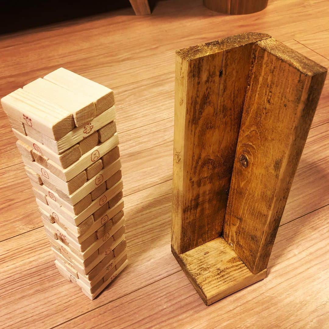 三上正貴のインスタグラム：「今夜、私がご紹介するのは積み木です。 #diy#積木#積木ゲーム#すみっこ#スタンプ#廃材#廃材おもちゃ #廃材工作 #木材刻み#木材磨き #下から取ったのを上に積むやつ #精度低め難易度高め」