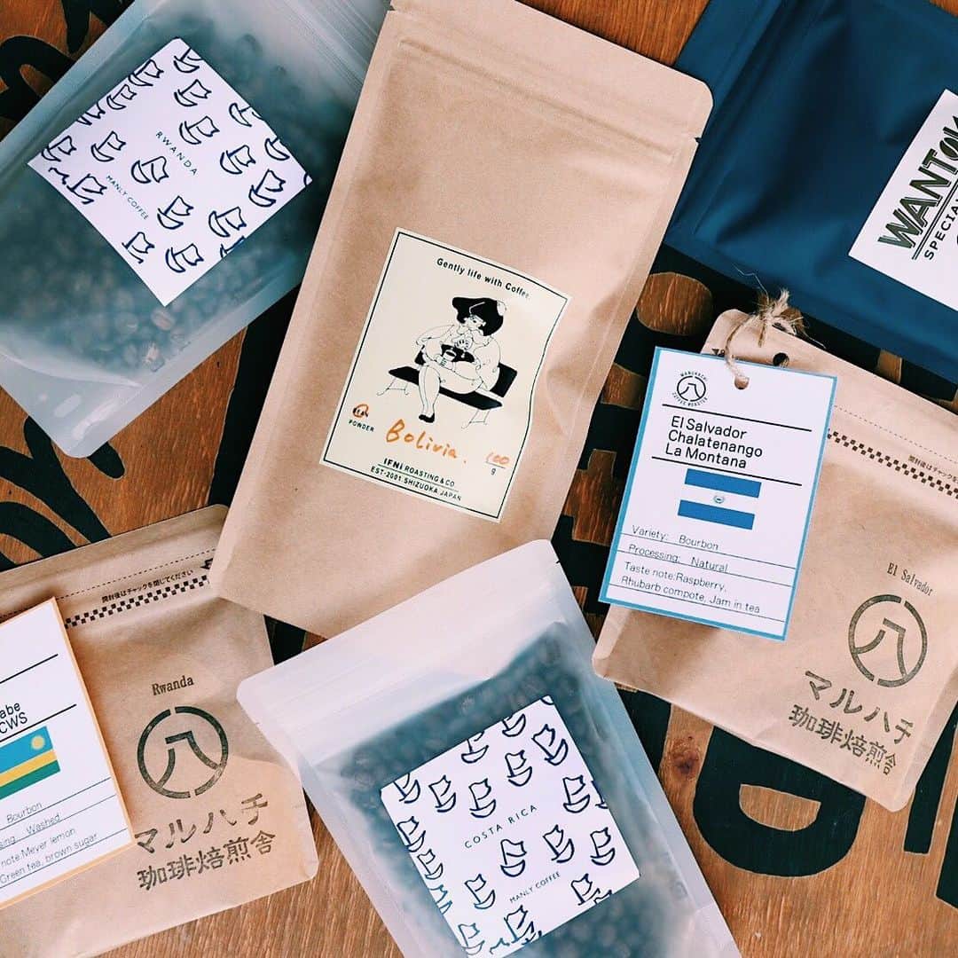 THE LOCAL ＊GoodCoffee運営店舗さんのインスタグラム写真 - (THE LOCAL ＊GoodCoffee運営店舗Instagram)「. 明日5月1日より2ヶ月間(6月末まで)ハンドドリップでご提供するコーヒー豆のラインナップが変わります。 . 浅煎り/ @27coffeeroasters_tsujido(エチオピア、ホンジュラス) . @manly_coffee (コスタリカ、ルワンダ) 中煎り/ @maruhachicoffeeroaster (エルサルバドル、ルワンダ) 深煎り/ @ifniroastingandco (パプアニューギニア、ボリビア) . 以上4ロースター様(合計8種類の珈琲豆)のお力添えをいただきます。 . そして本日4月30日午後9時よりオンライン(BASE)では豆売りの先行販売も開始いたします。BASEはプロフィールからご覧いただけます。 豆のまま、もしくはペーパードリップ用にお挽きしてからの配送も受け付けておりますので、お家時間用に是非ご利用ください。 . . THELOCAL 〒150-0002 東京都渋谷区渋谷２丁目１０−１５﻿﻿﻿﻿﻿ 営業時間：月〜金/9:00-17:00 土日祝/不定休(ストーリーで随時お知らせ) ﻿. . #thelocalcoffeestand #thelocal #tokyocafe#tokyocoffee#tokyocoffeefestival#shibuyacafe#aoyamacafe#omotesandocafe#coffee#blackcoffee#dripcoffee#coffeebeanes#コーヒー#コーヒースタンド#コーヒータイム#コーヒーブレイク#東京カフェ#東京コーヒー#カフェ巡り#カフェ好き#カフェ巡り#渋谷カフェ#青山カフェ#表参道カフェ#珈琲#お家時間#お取り寄せ#期間限定」4月30日 21時00分 - thelocaltokyo