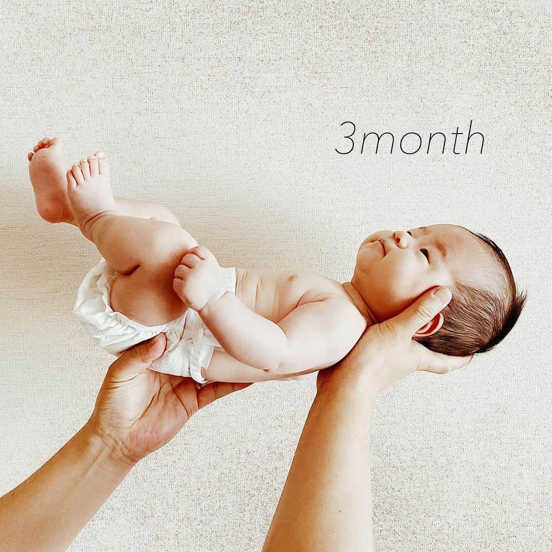 のインスタグラム：「本日で息子３ヶ月👶🏻💕もう早すぎて、気付いたら１歳になっちゃってるんじゃないかとアセアセ😅💦 . 毎日沢山お喋りするのですが、クーイングにお返事していると、いつまでも会話が終わらない🤣✨そんな愛おしい時間に感謝しています。 . ゆっくり大きくなってね👶🏻💕 . #生後3ヶ月 #生後3か月 #月齢フォト #月齢写真 #男の子ママ #男の子ママと繋がりたい #赤ちゃんのいる生活 #赤ちゃんのいる暮らし #息子の成長 #息子ラブ #親バカ部 #新米ママ #新米ママと繋がりたい #新米ママさんと繋がりたい #0歳 #0歳児ママ #令和2年ベビー #令和ベビー #早生まれ #早生まれベビー」