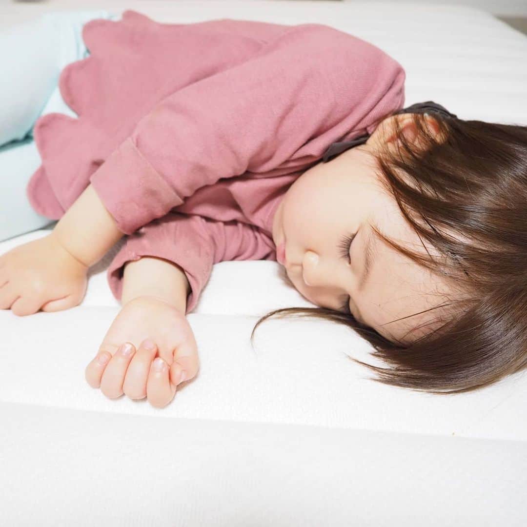 Kuboi Ayumiさんのインスタグラム写真 - (Kuboi AyumiInstagram)「今日はあたたかかったので、マットレスも日光浴させていました。﻿ ﻿ その間にお洗濯をしたり、お掃除をしたりして﻿戻ってみたら…﻿ ﻿ 次女、熟睡（笑）﻿ ぬくぬくして気持ちよさそう。﻿ ﻿ 娘が寝ているのは3月に発売されたばかりの『SOMRESTAマットレスPREMIUM』。﻿ ﻿ 私のお気に入りのマットレスなんです。﻿ 快眠寝具ブランド『SOMRESTA（ソムレスタ）™』の高弾性・高反発マットレス。﻿ ﻿ 今までベッドで使っていたのはポケットコイルのものだったので﻿ かなり厚みがあったのですが、このマットレスは半分くらいの厚みなのに﻿ 寝てみると、寝心地の良さに驚かされました。﻿ ﻿ 体圧分散・反発性・耐久性を兼ね揃えているので、硬すぎず柔らかすぎず寝心地がよすぎる！！！﻿ ふんわりキルティングカバーで、肌触りもよくて、いつまでも寝ていたくなっちゃう。﻿ ﻿ 消臭・抗菌防臭・防ダニ・低ホルムアルデヒドなので、小さい娘たちがいる我が家でも﻿ 安心して使えます。﻿ ﻿ 朝起きたら、なんだか身体が痛い…ということも無くなったのはうれしいです。﻿ １日の中で寝ている時間が長いので、睡眠の質があげるのは重要ですよね。﻿ ﻿ シンプルでスタイリッシュな見た目なので、どんなお部屋にもマッチしやすいデザイン。﻿ オリジナル ピローも発売予定みたいなので、気になっています。﻿ ﻿ 睡眠に悩んでいる方には本当におすすめ。﻿ ﻿ ﻿ @somresta_official﻿ ﻿ #女の子ママ #赤ちゃんのいる生活 #寝顔は天使 #ikumama #親バカ部ig_baby #ママスタグラム #たまひよ﻿ #SOMRESTA #ソムレスタ #高反発マットレス #高弾性マットレス #快眠寝具 #マットレス」4月30日 20時55分 - himekagami
