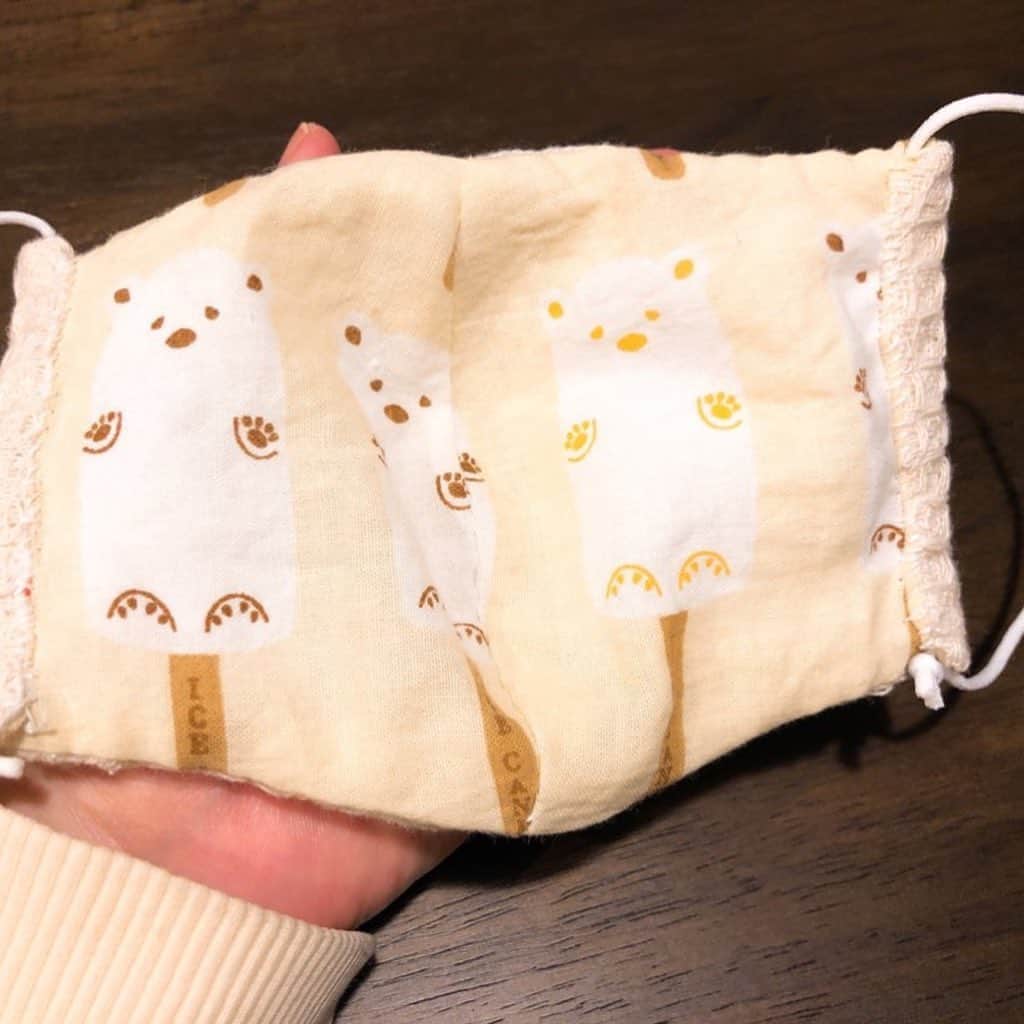 佐竹明咲美さんのインスタグラム写真 - (佐竹明咲美Instagram)「今日はマスクを作ってみました！ 手芸は大好きなのです😏💕 中はガーゼを三重にしてみました😷 裏地はお気に入りのてぬぐいで肌ざわりも🙆‍♀️✨ 近場への買い物などにはいいかもです🤔  ちなみに今日からギターも始めました🥳 (ストーリーズハイライト参照🎸) 練習で痛くなった左手の人差し指と中指に続き、 マスクは手縫いだったため 今度は右手の親指が痛い🤣 だけど有意義な1日だったのでオッケーです🤩  一日中自宅だったため、 ウスゥーーイ顔ですみません🙇‍♀️. .  #手作りマスク」4月30日 21時01分 - asami_satake