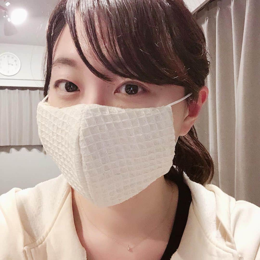 佐竹明咲美さんのインスタグラム写真 - (佐竹明咲美Instagram)「今日はマスクを作ってみました！ 手芸は大好きなのです😏💕 中はガーゼを三重にしてみました😷 裏地はお気に入りのてぬぐいで肌ざわりも🙆‍♀️✨ 近場への買い物などにはいいかもです🤔  ちなみに今日からギターも始めました🥳 (ストーリーズハイライト参照🎸) 練習で痛くなった左手の人差し指と中指に続き、 マスクは手縫いだったため 今度は右手の親指が痛い🤣 だけど有意義な1日だったのでオッケーです🤩  一日中自宅だったため、 ウスゥーーイ顔ですみません🙇‍♀️. .  #手作りマスク」4月30日 21時01分 - asami_satake
