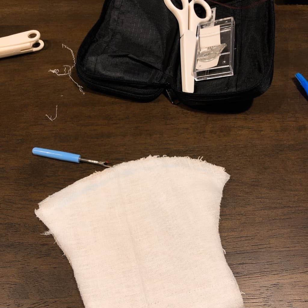 佐竹明咲美さんのインスタグラム写真 - (佐竹明咲美Instagram)「今日はマスクを作ってみました！ 手芸は大好きなのです😏💕 中はガーゼを三重にしてみました😷 裏地はお気に入りのてぬぐいで肌ざわりも🙆‍♀️✨ 近場への買い物などにはいいかもです🤔  ちなみに今日からギターも始めました🥳 (ストーリーズハイライト参照🎸) 練習で痛くなった左手の人差し指と中指に続き、 マスクは手縫いだったため 今度は右手の親指が痛い🤣 だけど有意義な1日だったのでオッケーです🤩  一日中自宅だったため、 ウスゥーーイ顔ですみません🙇‍♀️. .  #手作りマスク」4月30日 21時01分 - asami_satake