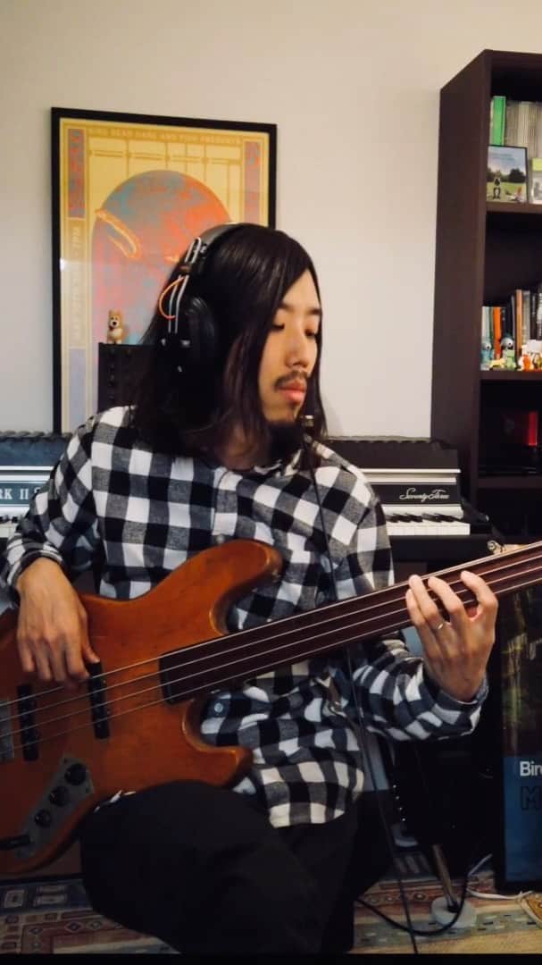 佐孝仁司のインスタグラム：「‪Aphex Twin - Avril 14thのちょいアレンジショートカバーです🎹 #bass #bassist #basscover #piano #pianocover #aphextwin」