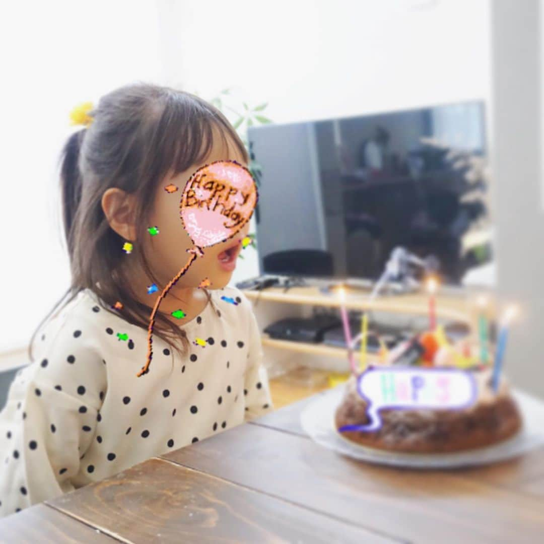 乙黒えりさんのインスタグラム写真 - (乙黒えりInstagram)「次女が5歳になりました🎂 毎日べったり一緒にいれて、抱っこし放題で遊び放題で嬉しそう😆 いつも姉のお下がりばかりなので @enamorate_kids で新調✨かわいいお洋服で、家でファッションショーしました👗💛 ポージングが面白い😝いつ考案したの？！ #次女 #個性派　#媚びない#ロックだぜ#パパの上でジャンプ#格闘家#気も強い#一番が好き#負けず嫌い#でも優しい#ママ大好き#体操得意#五歳#キッズファッション#kidsgirlfashion」4月30日 21時18分 - ellyotoguro