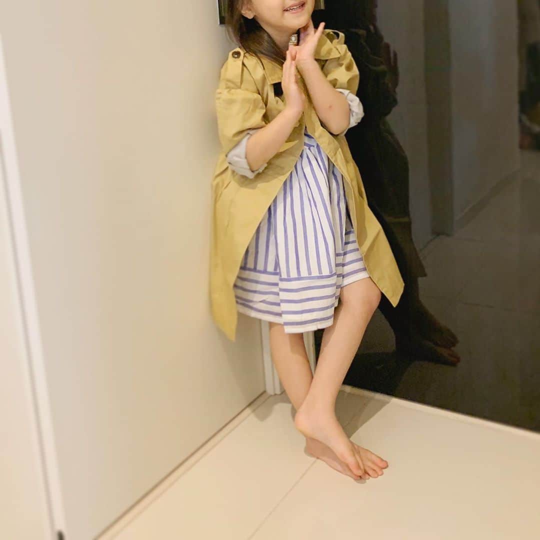 乙黒えりさんのインスタグラム写真 - (乙黒えりInstagram)「次女が5歳になりました🎂 毎日べったり一緒にいれて、抱っこし放題で遊び放題で嬉しそう😆 いつも姉のお下がりばかりなので @enamorate_kids で新調✨かわいいお洋服で、家でファッションショーしました👗💛 ポージングが面白い😝いつ考案したの？！ #次女 #個性派　#媚びない#ロックだぜ#パパの上でジャンプ#格闘家#気も強い#一番が好き#負けず嫌い#でも優しい#ママ大好き#体操得意#五歳#キッズファッション#kidsgirlfashion」4月30日 21時18分 - ellyotoguro