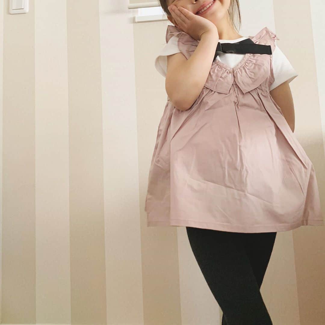 乙黒えりさんのインスタグラム写真 - (乙黒えりInstagram)「次女が5歳になりました🎂 毎日べったり一緒にいれて、抱っこし放題で遊び放題で嬉しそう😆 いつも姉のお下がりばかりなので @enamorate_kids で新調✨かわいいお洋服で、家でファッションショーしました👗💛 ポージングが面白い😝いつ考案したの？！ #次女 #個性派　#媚びない#ロックだぜ#パパの上でジャンプ#格闘家#気も強い#一番が好き#負けず嫌い#でも優しい#ママ大好き#体操得意#五歳#キッズファッション#kidsgirlfashion」4月30日 21時18分 - ellyotoguro